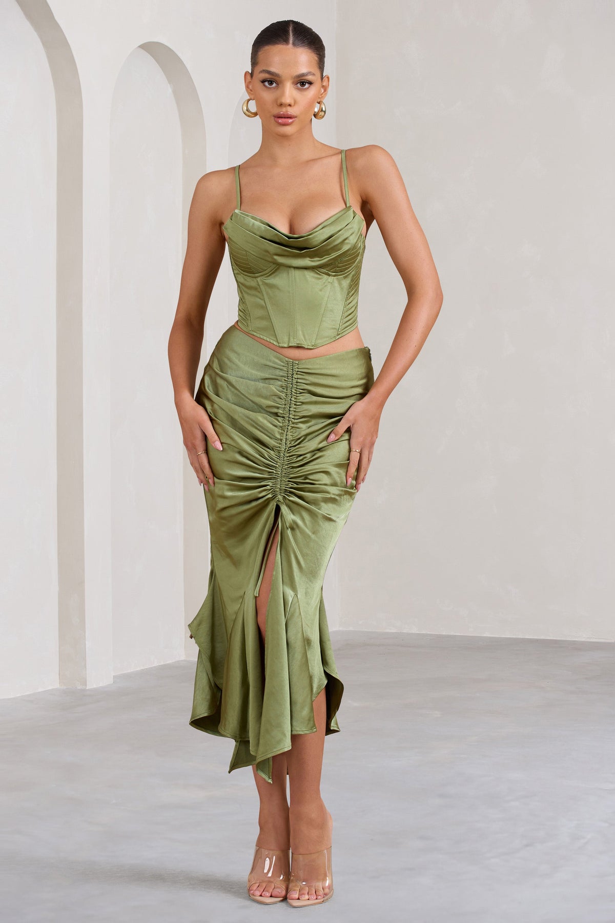 Per Favore | Jupe longue fendue froncée en satin vert olive