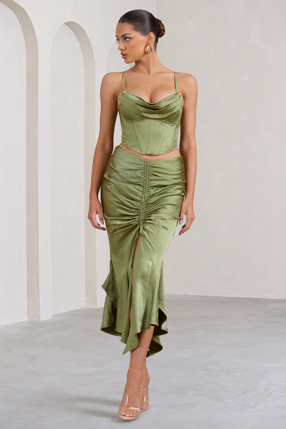 Per Favore | Jupe longue fendue froncée en satin vert olive