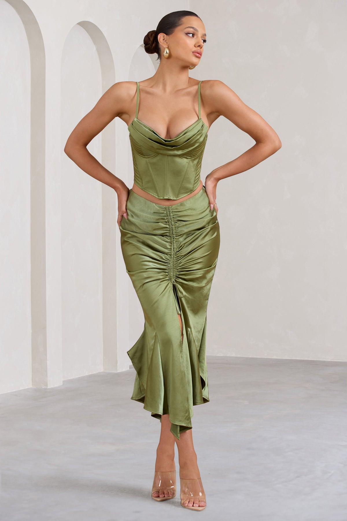 Per Favore | Jupe longue fendue froncée en satin vert olive