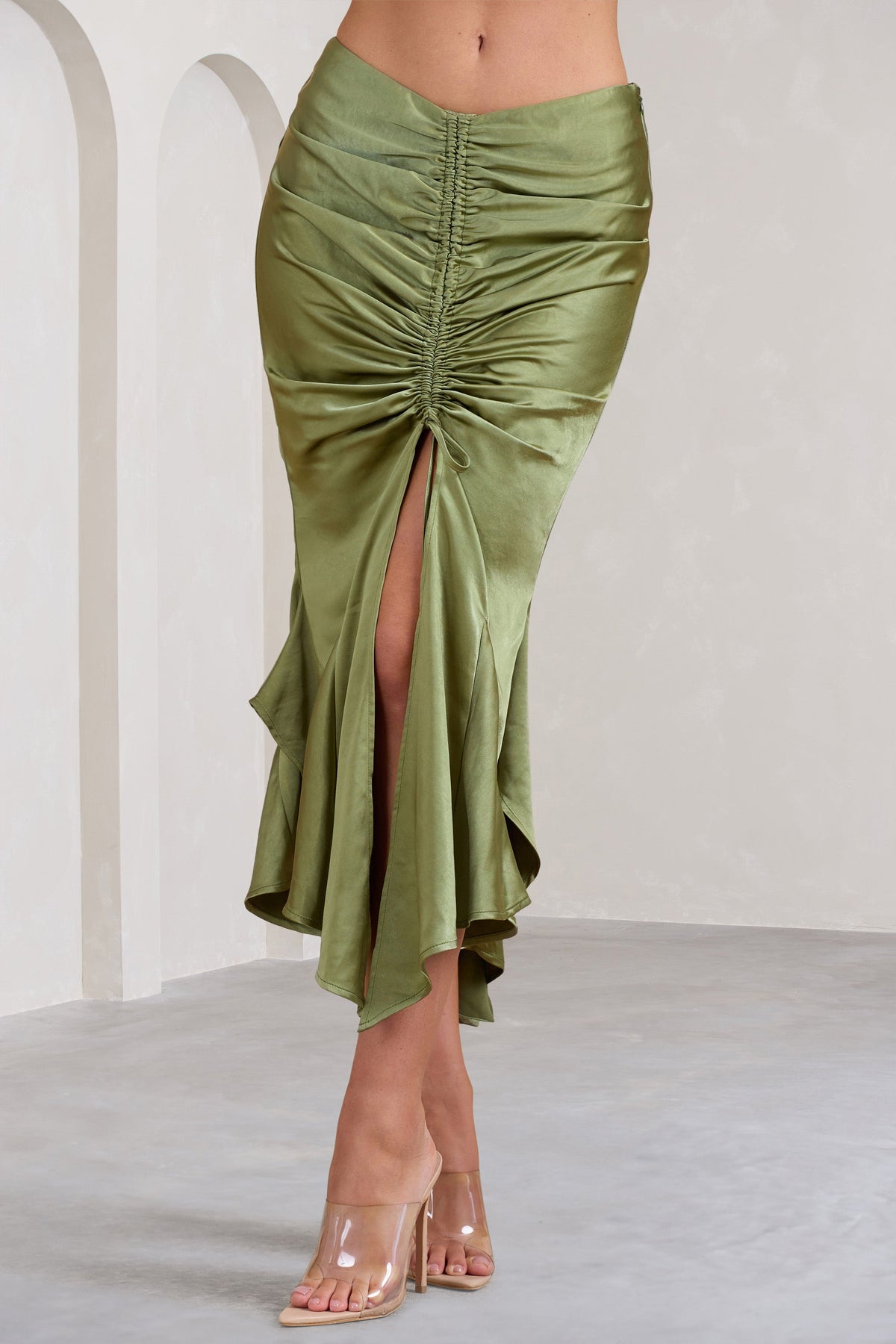 Per Favore | Jupe longue fendue froncée en satin vert olive