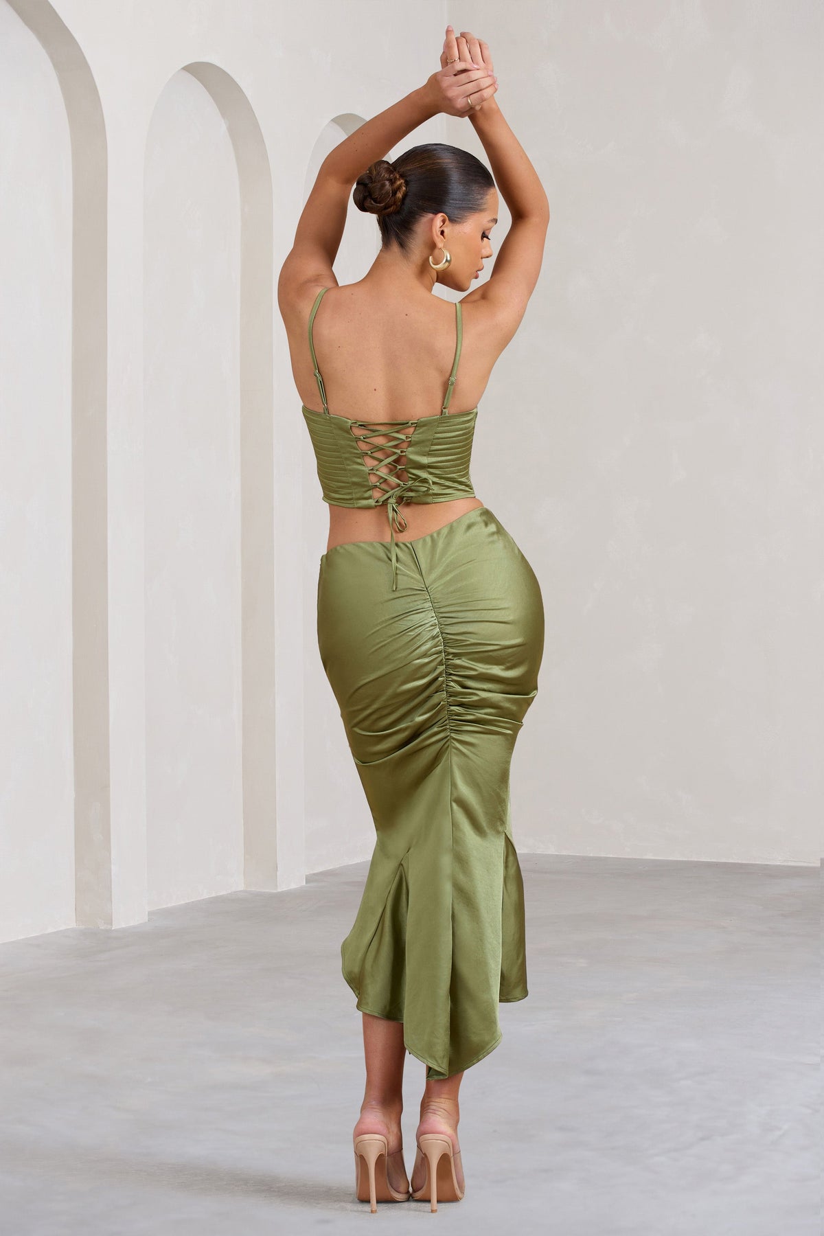 Per Favore | Jupe longue fendue froncée en satin vert olive