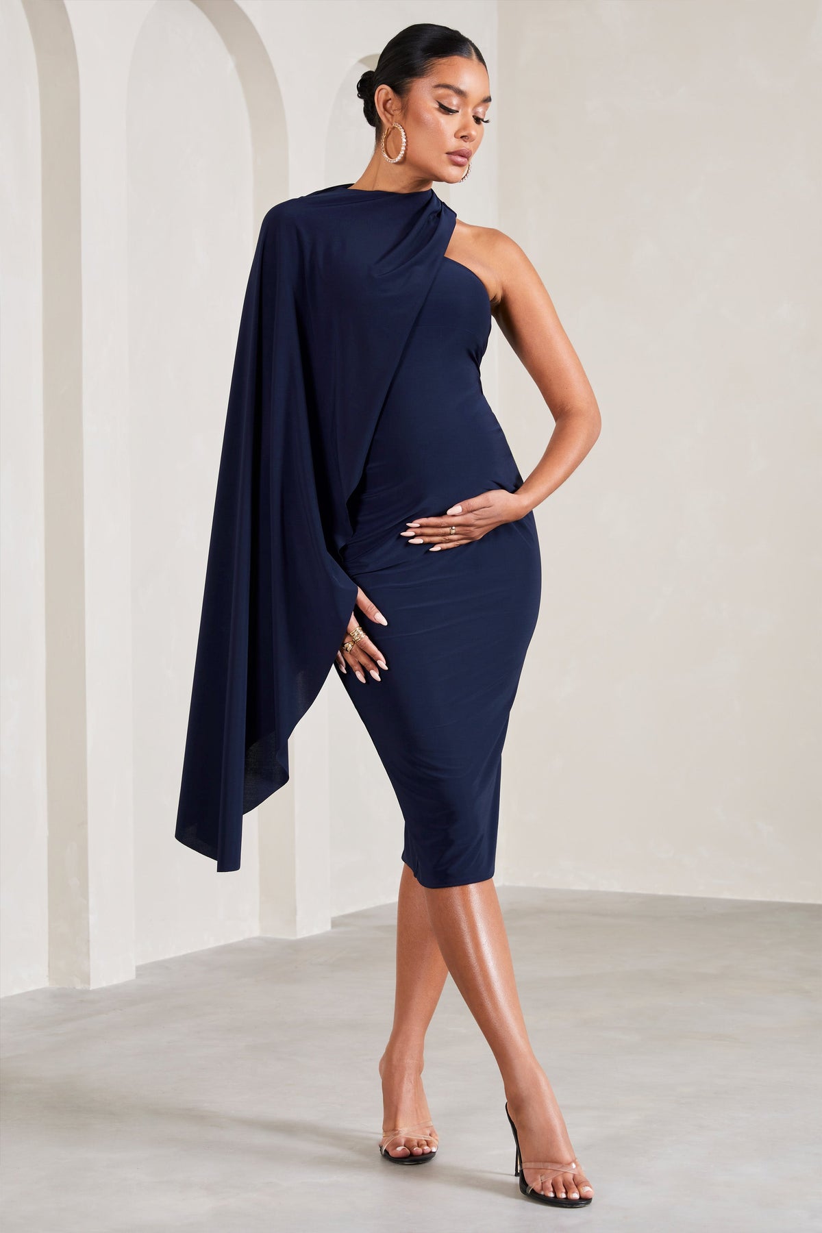 New Chapter | Robe mi-longue de maternité bleu marine asymétrique avec une cape