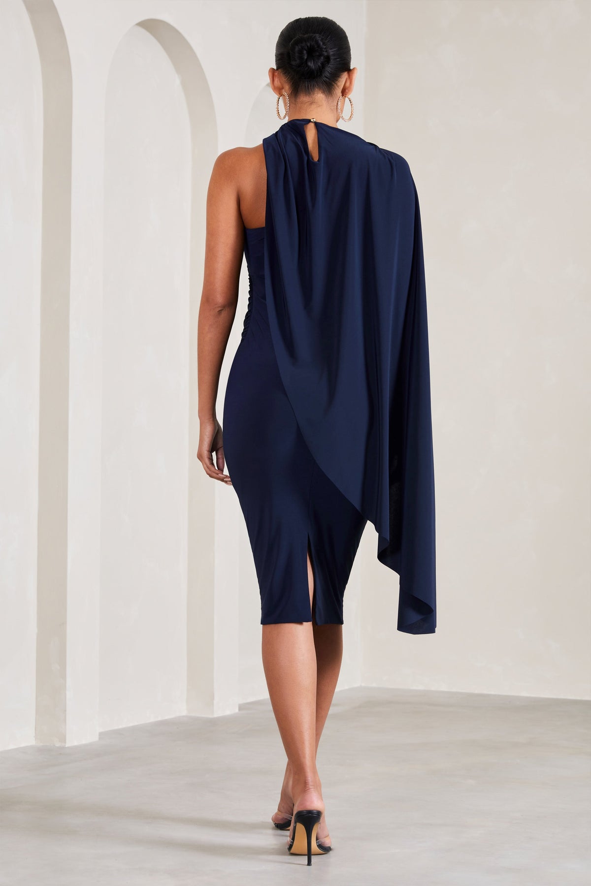 New Chapter | Robe mi-longue de maternité bleu marine asymétrique avec une cape