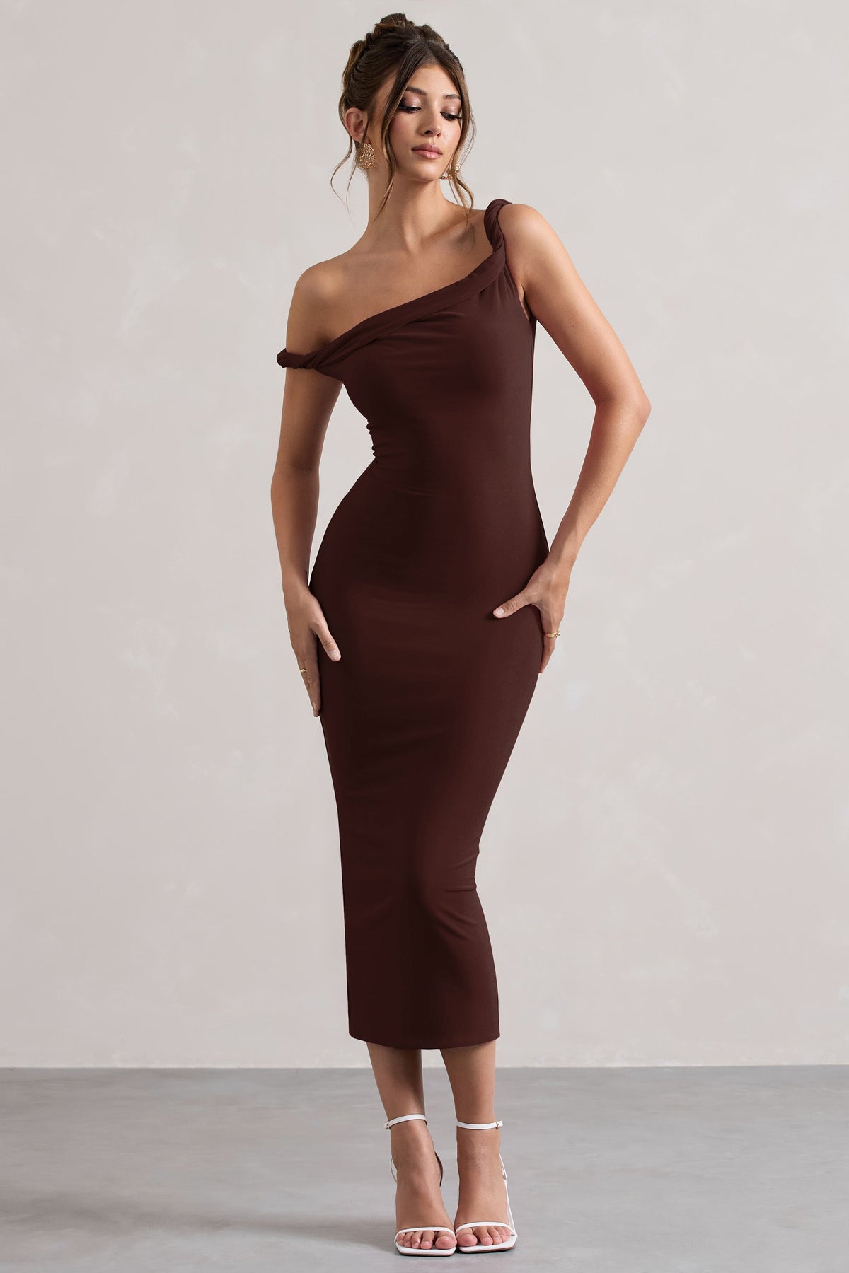 Salome | Robe mi-longue chocolat torsadée et asymétrique