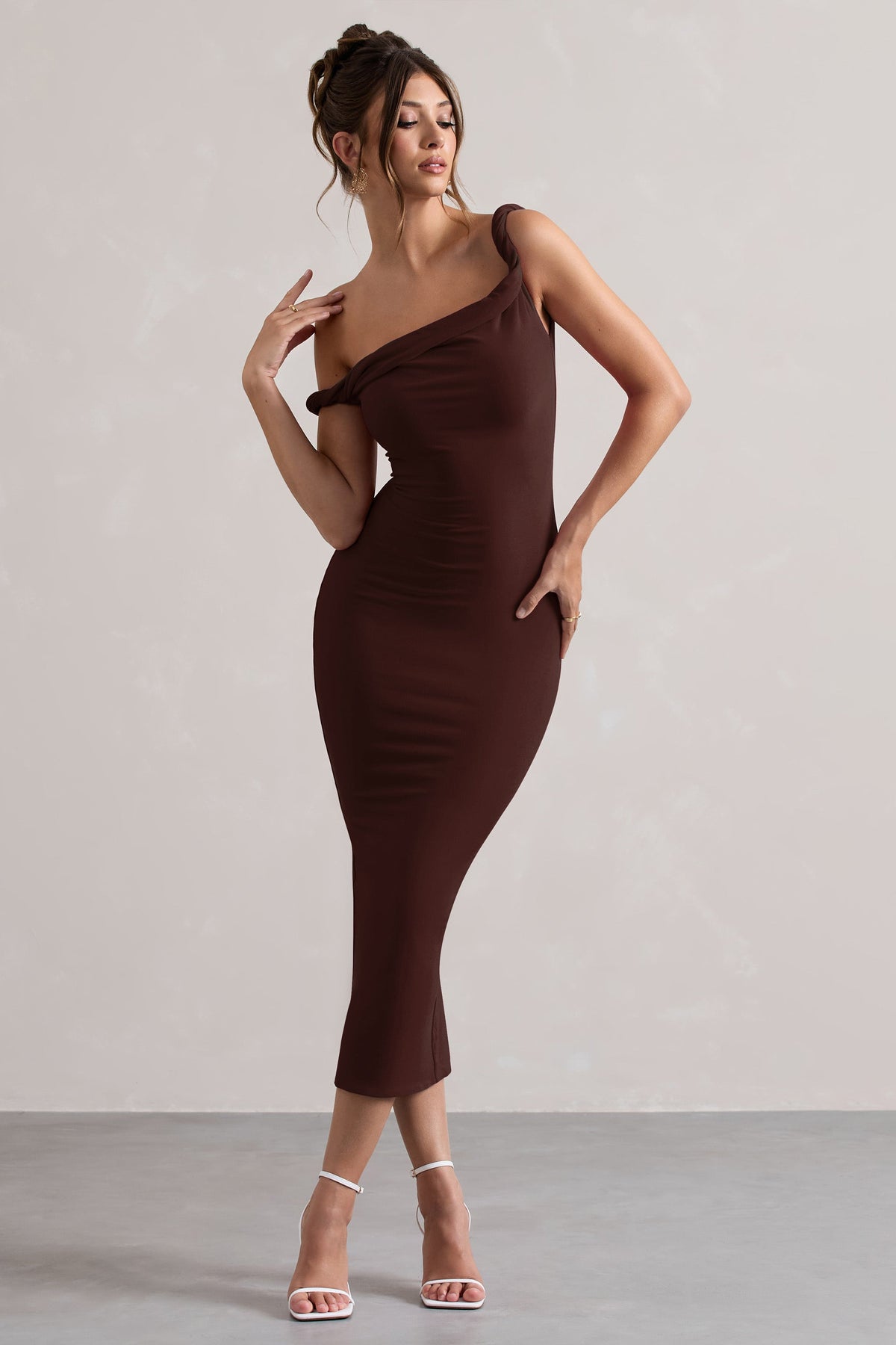Salome | Robe mi-longue chocolat torsadée et asymétrique