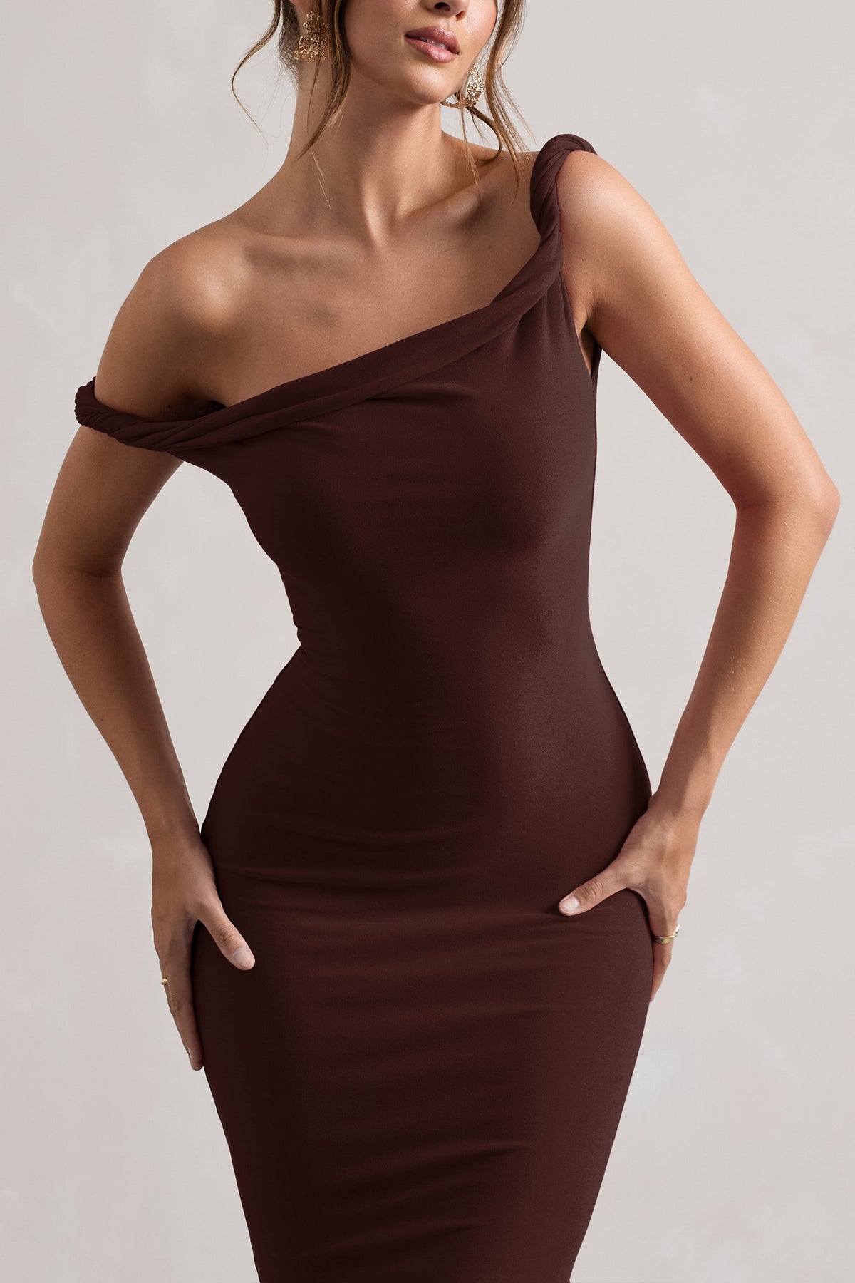 Salome | Robe mi-longue chocolat torsadée et asymétrique