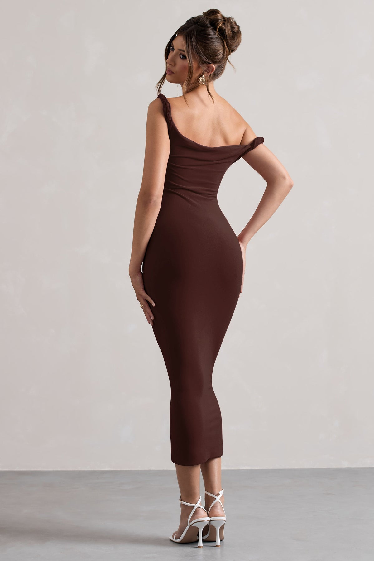 Salome | Robe mi-longue chocolat torsadée et asymétrique