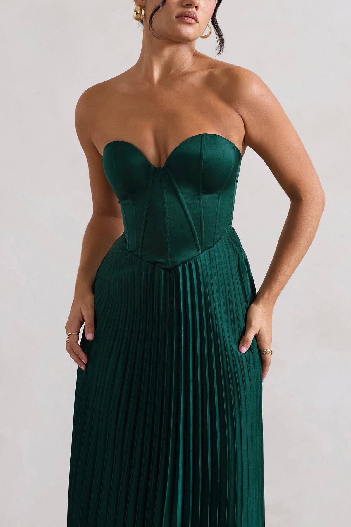 Bordeaux | Robe mi-longue en satin vert à style corset