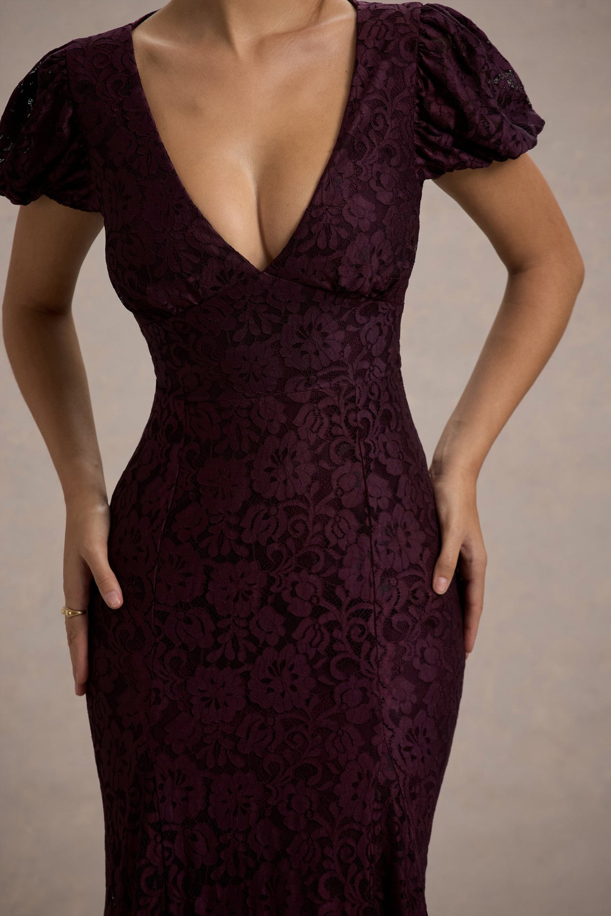 Elestria | Robe Longue en Dentelle avec Manches Bouffantes et Décolleté en V