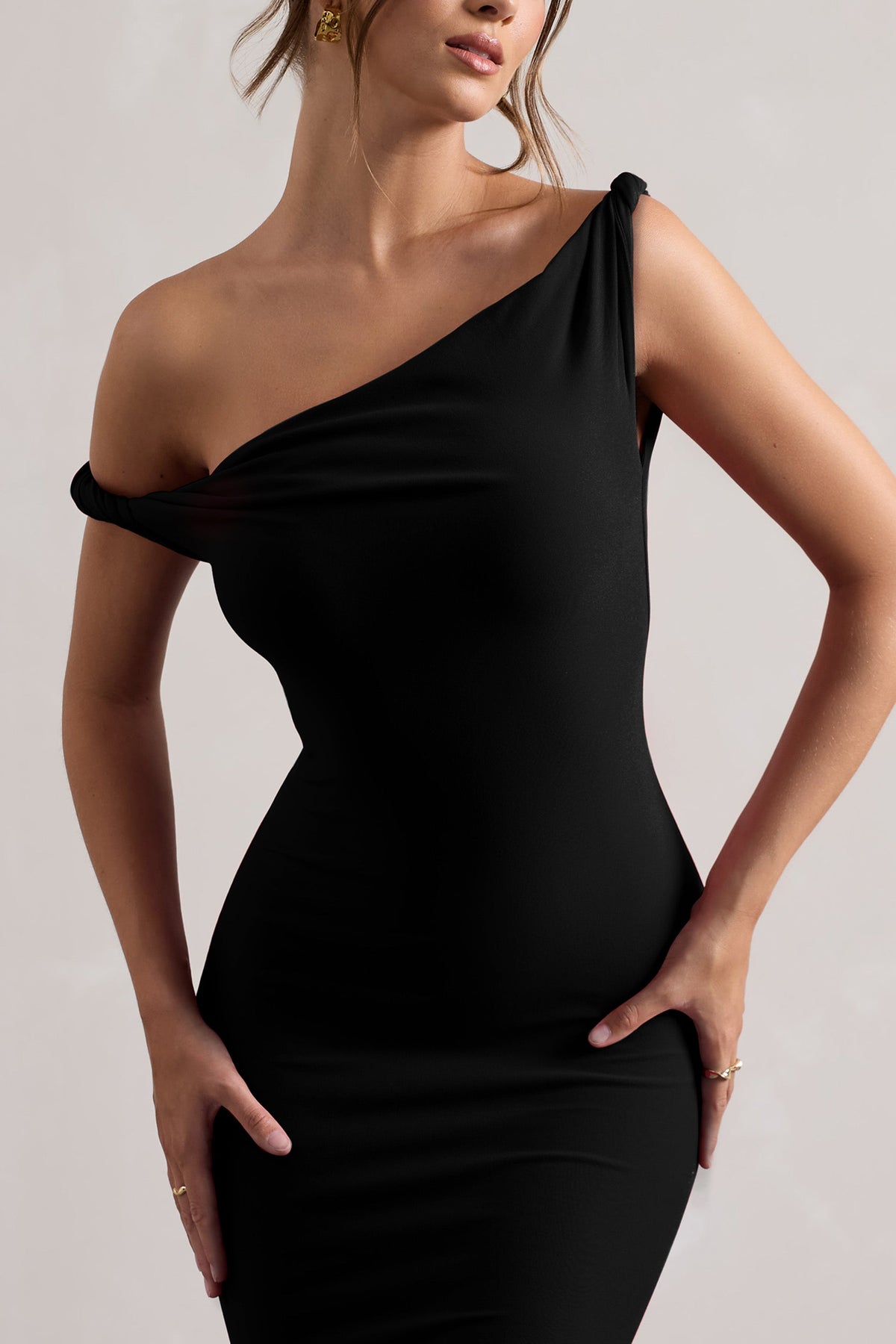 Lita | Robe longue noir à décolleté torsadé asymétrique