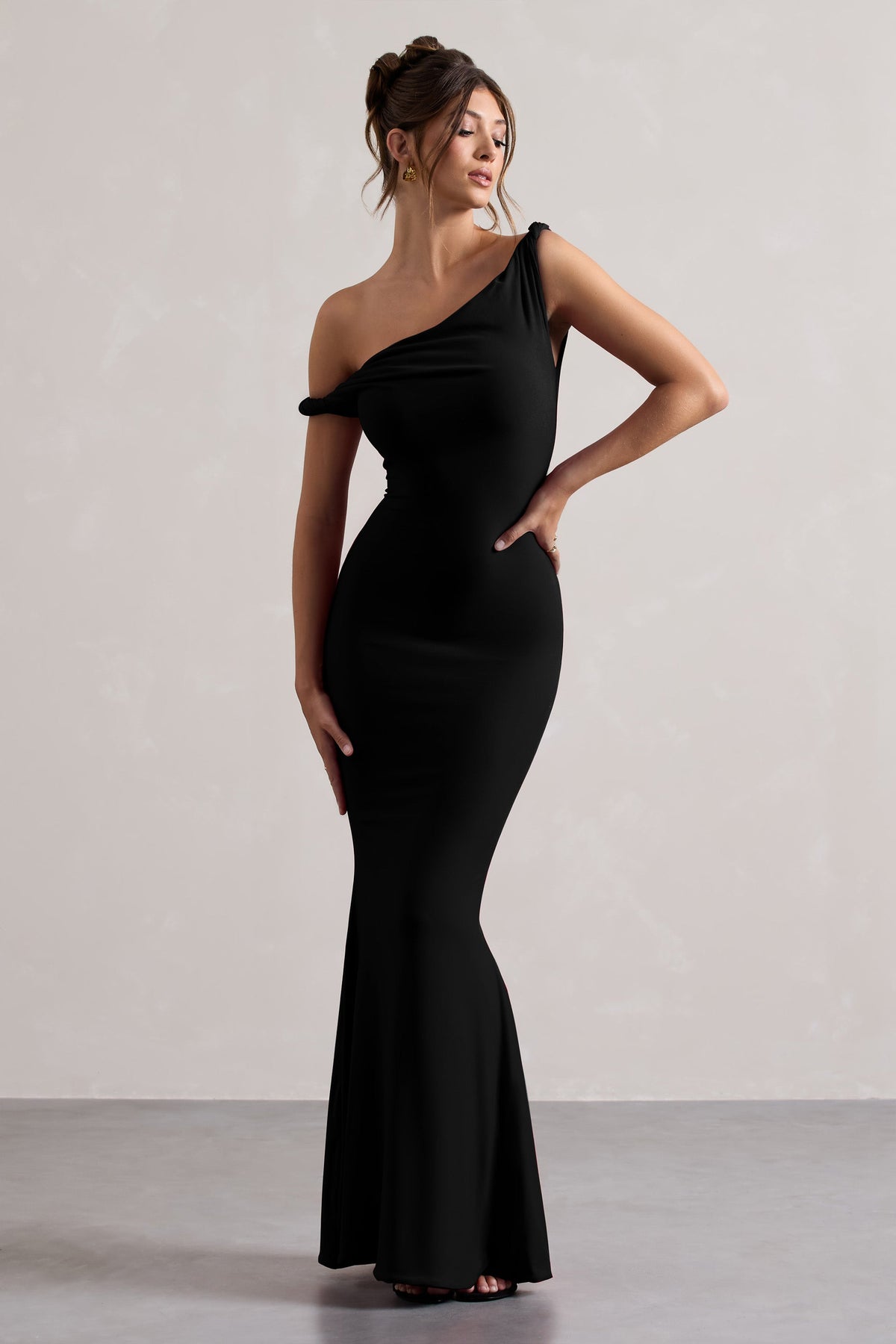Lita | Robe longue noir à décolleté torsadé asymétrique