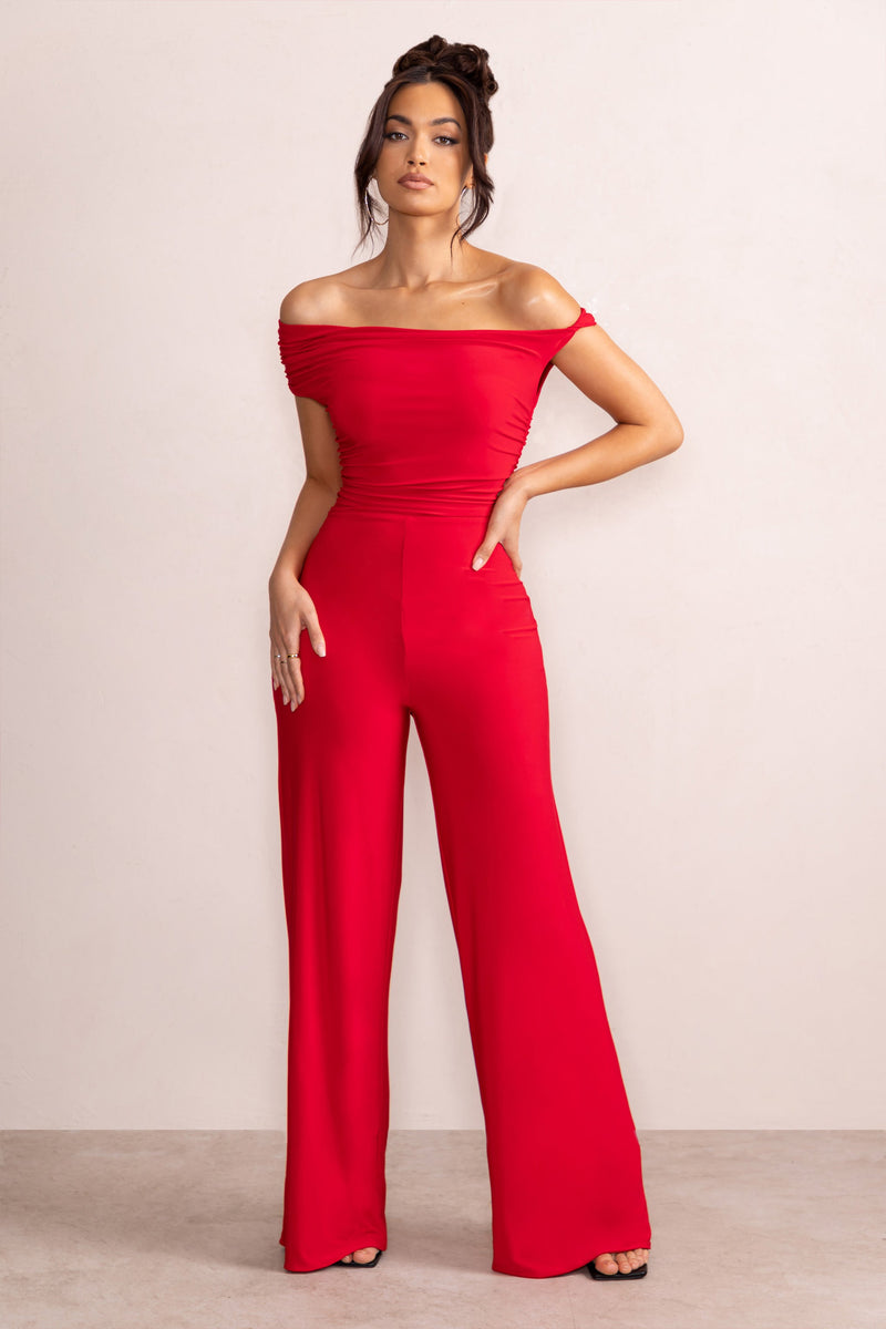 Avery Combinaison rouge asymétrique à bardot froncé et jambe large Club L London FR