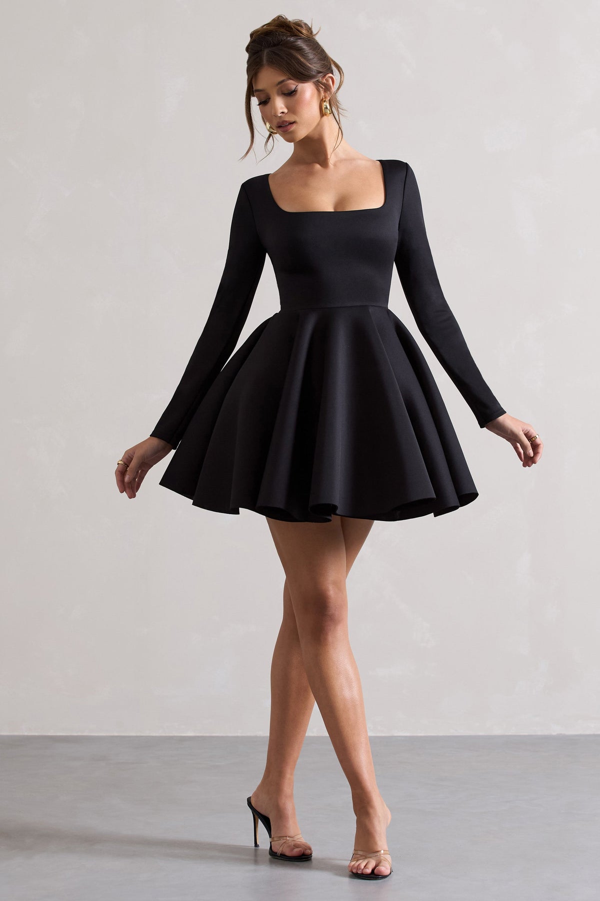 Winslet | Mini-robe patineuse noire à décolleté en carré