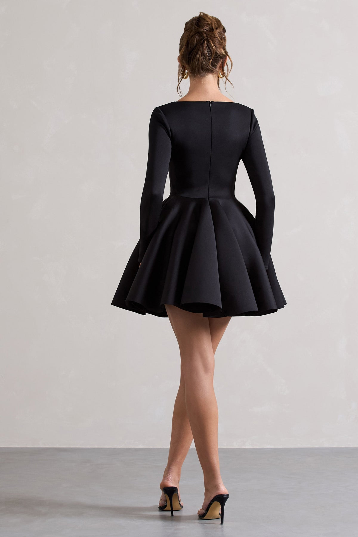 Winslet | Mini-robe patineuse noire à décolleté en carré