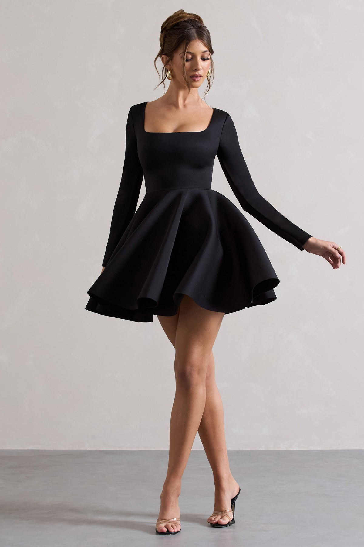 Winslet | Mini-robe patineuse noire à décolleté en carré