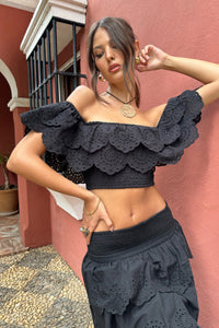 Breathtaking | Crop Top noir brodé encolure bardot et volants