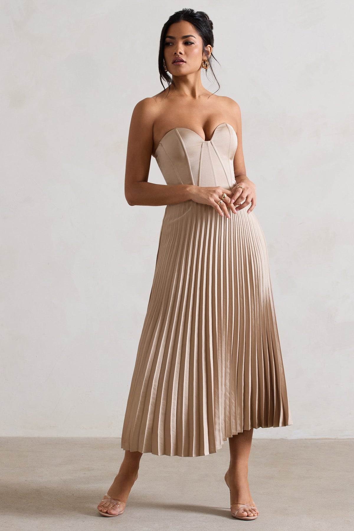 Bordeaux | Robe mi-longue en satin couleur champagne à style corset