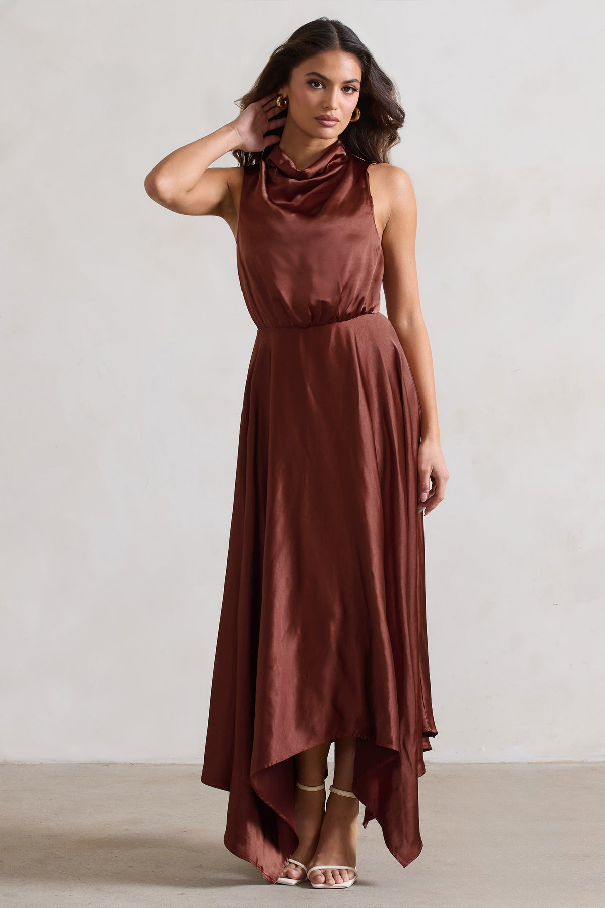 Kerri | Robe longue en satin marron à encolure haute