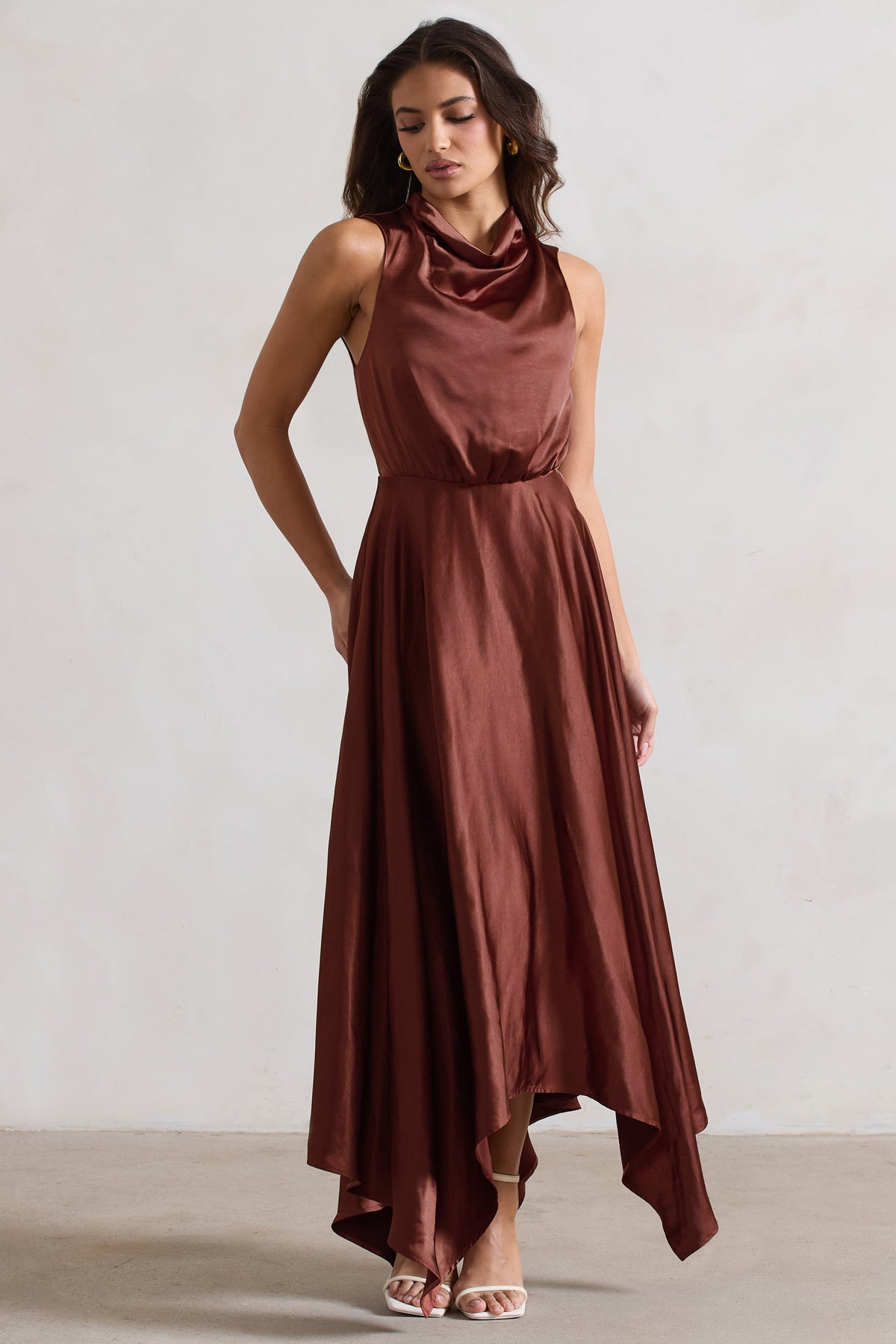 Kerri | Robe longue en satin marron à encolure haute