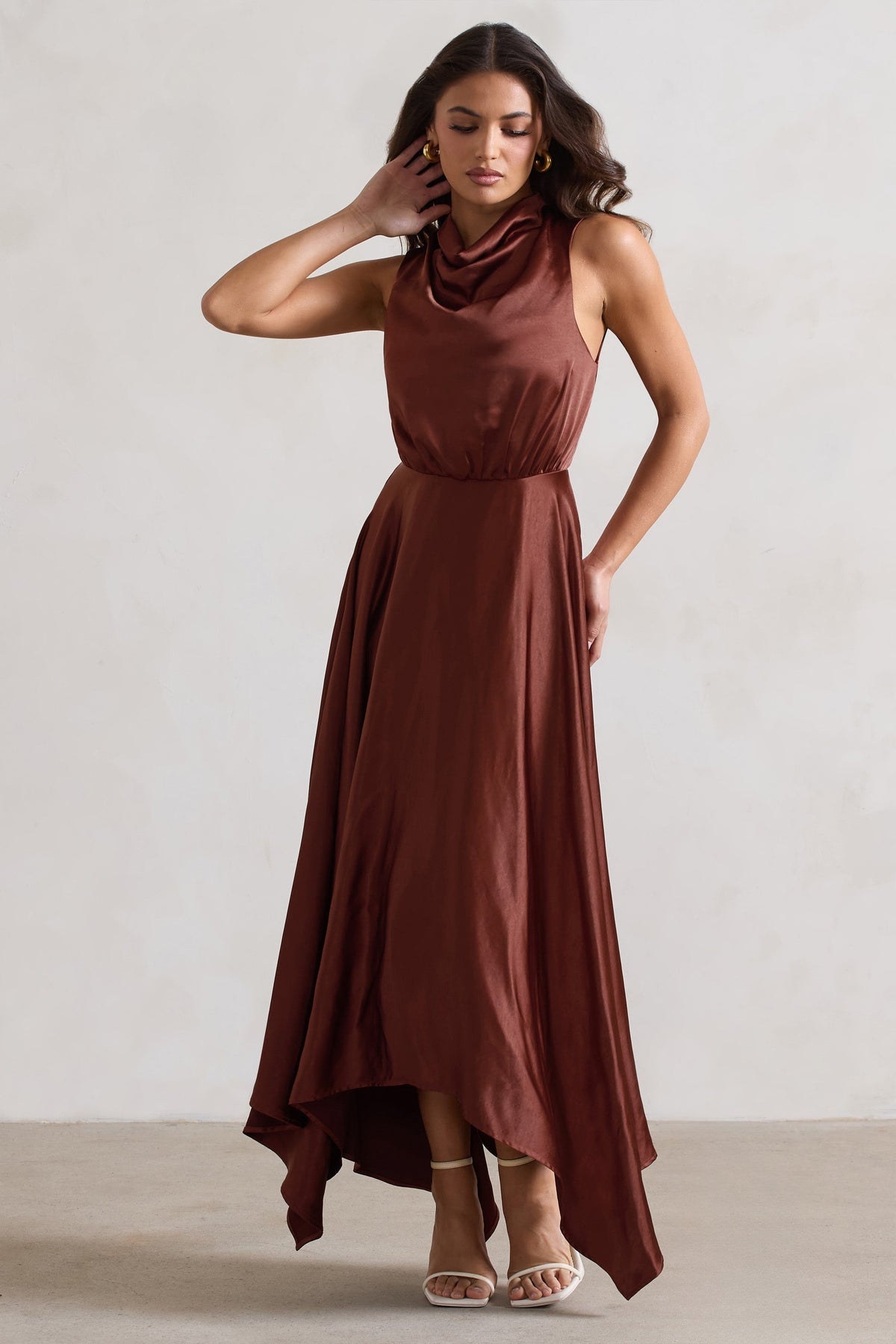 Kerri | Robe longue en satin marron à encolure haute