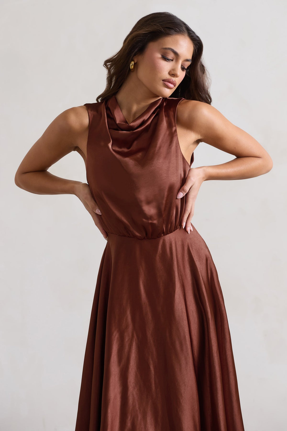 Kerri | Robe longue en satin marron à encolure haute