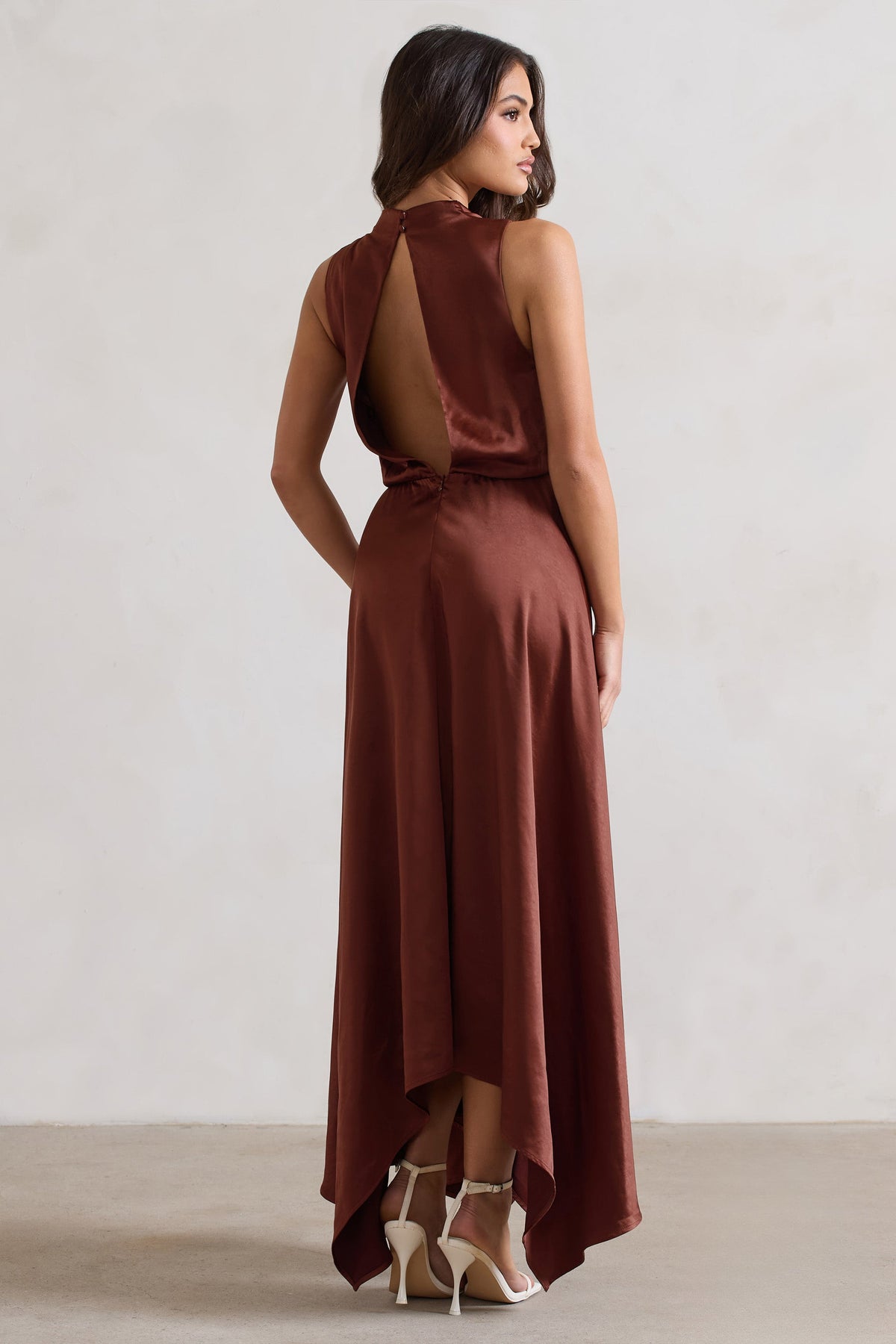Kerri | Robe longue en satin marron à encolure haute