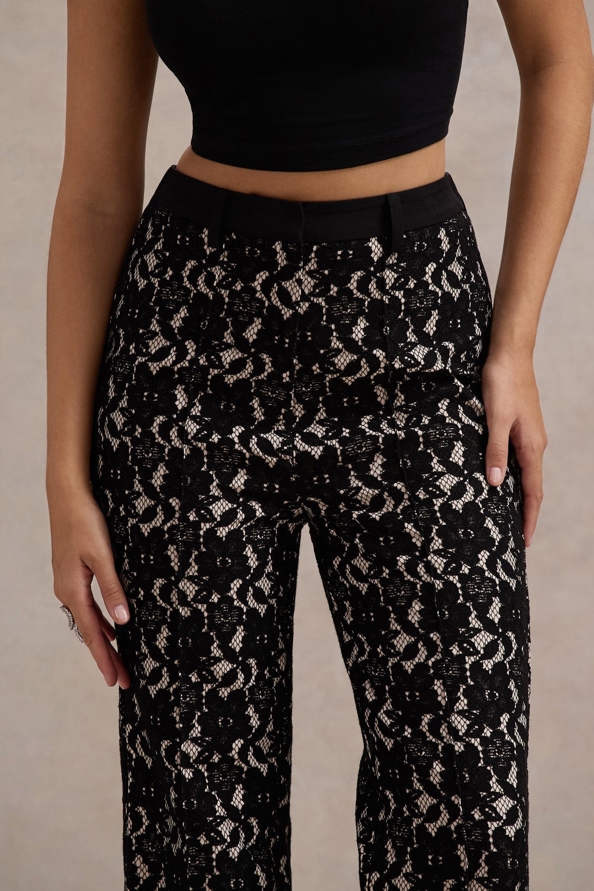 Jordanne | Pantalon noir en dentelle et jambes larges