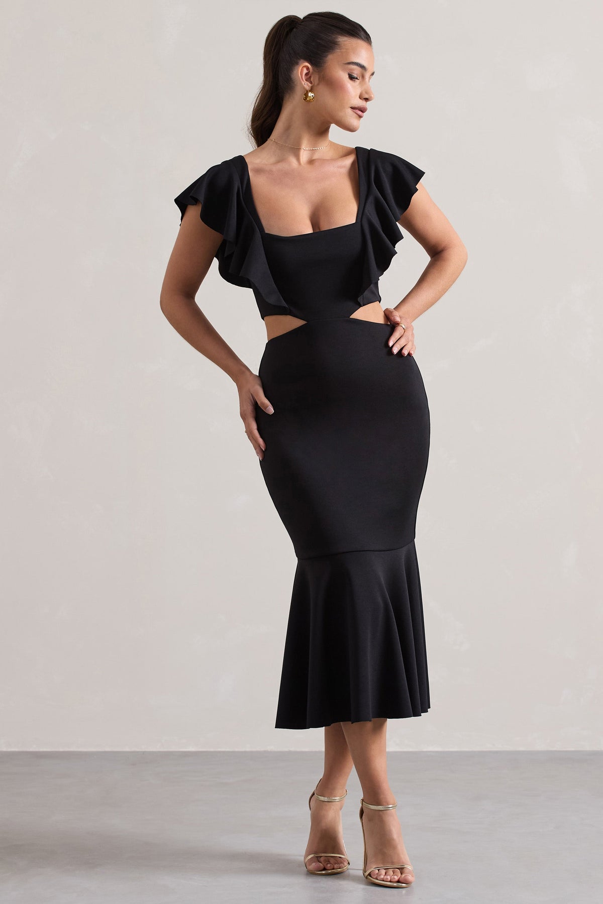 Macey | Robe mi-longue noire à encolure carrée, découpée et à volants