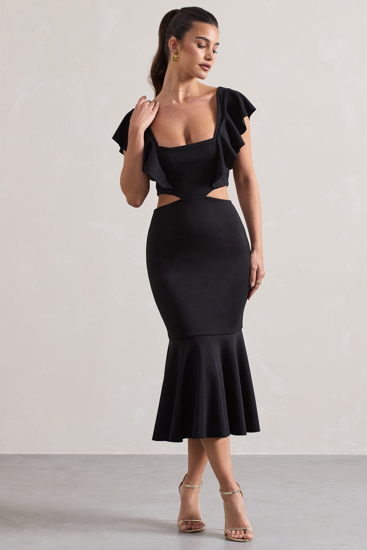 Macey | Robe mi-longue noire à encolure carrée, découpée et à volants