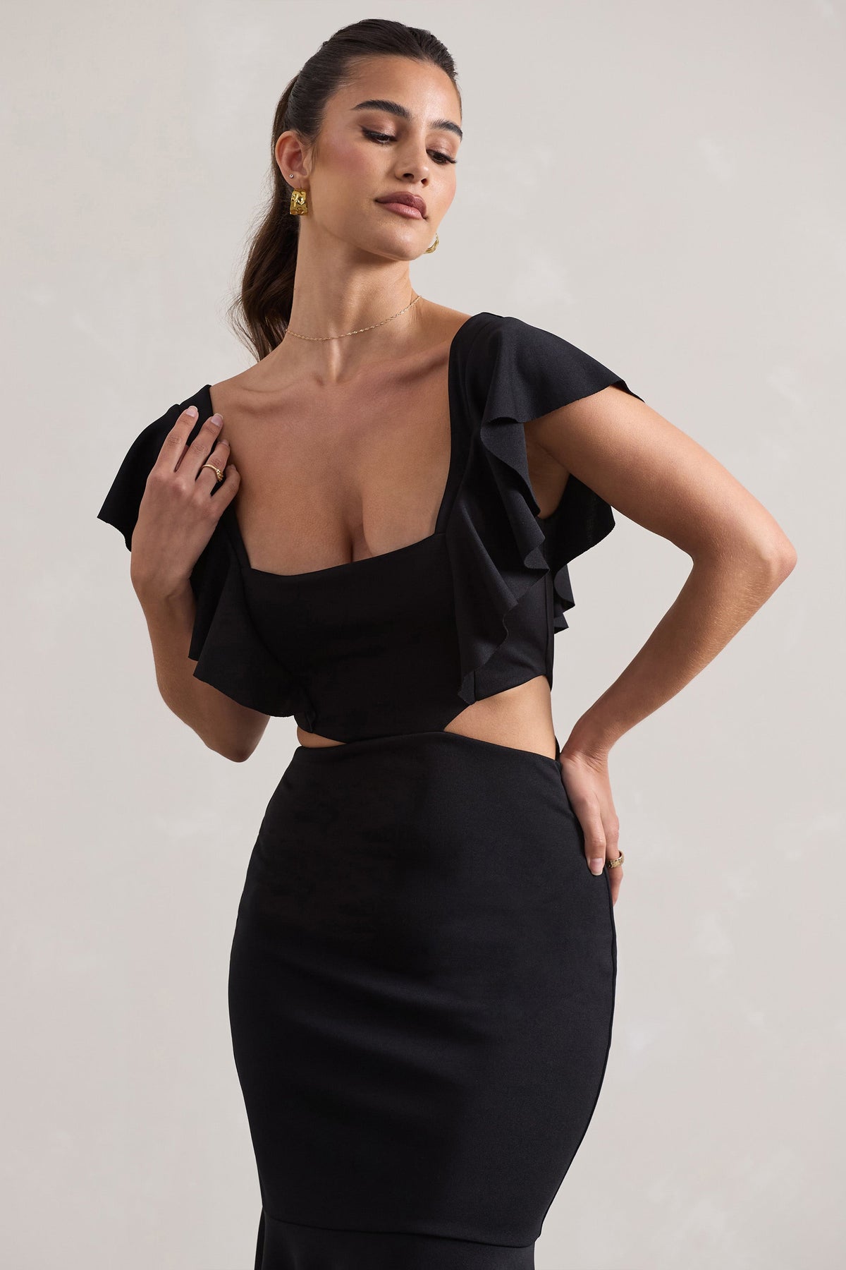 Macey | Robe mi-longue noire à encolure carrée, découpée et à volants