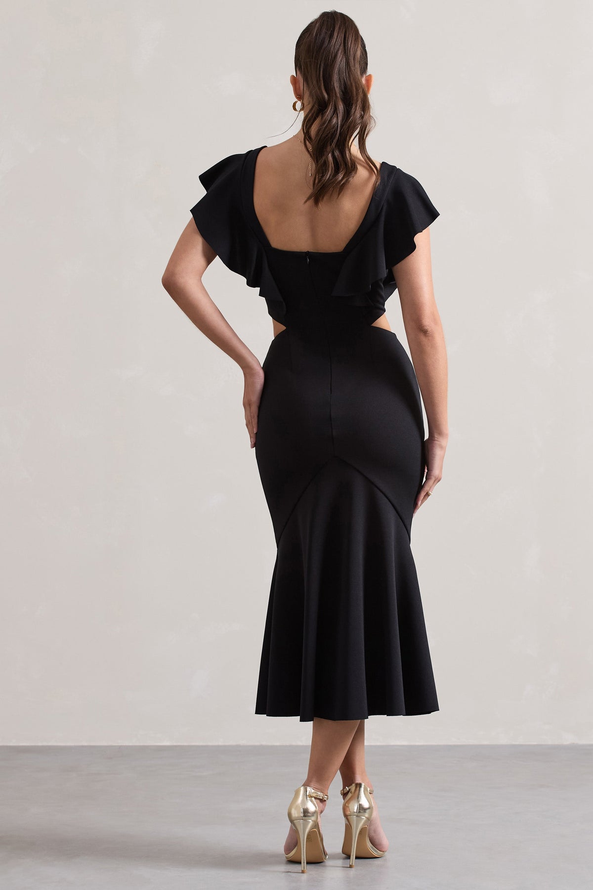 Macey | Robe mi-longue noire à encolure carrée, découpée et à volants