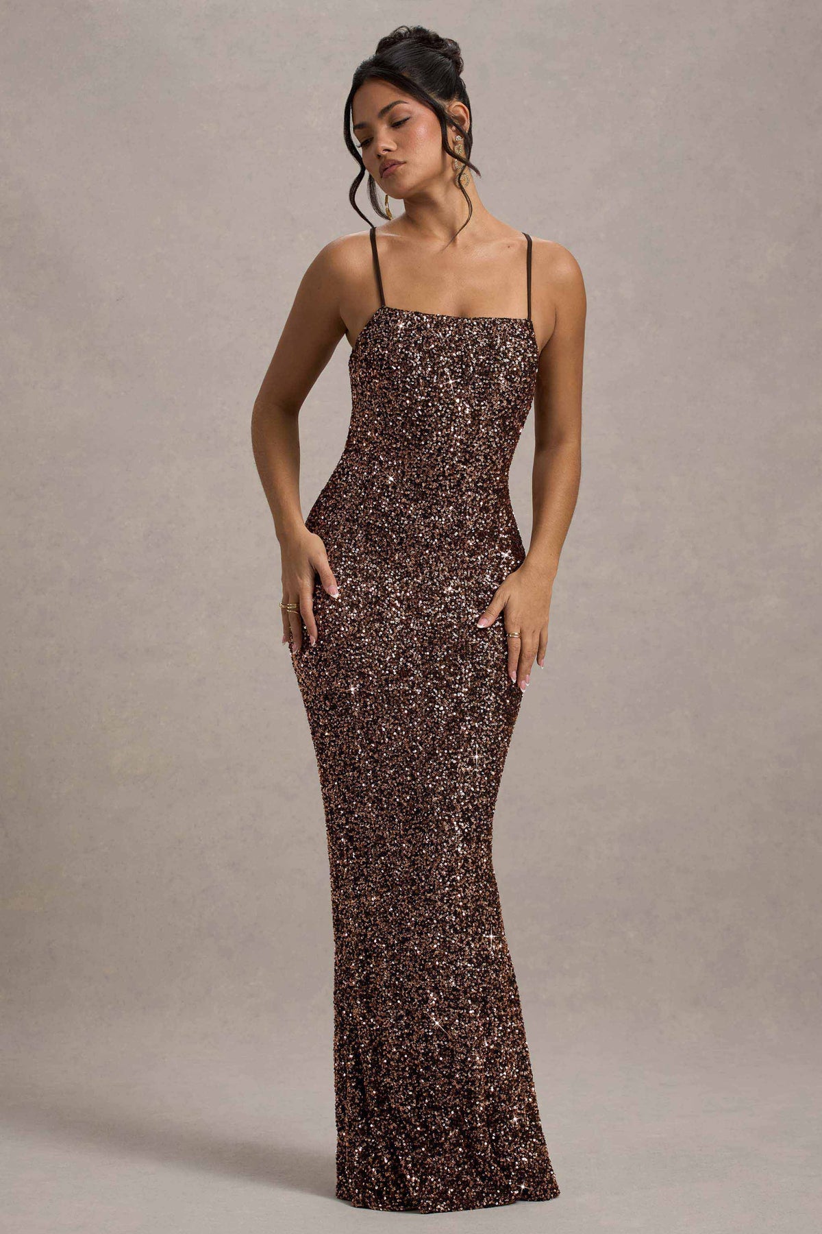 Cosmic | Robe longue à sequins bronze avec encolure carrée et bretelles fines