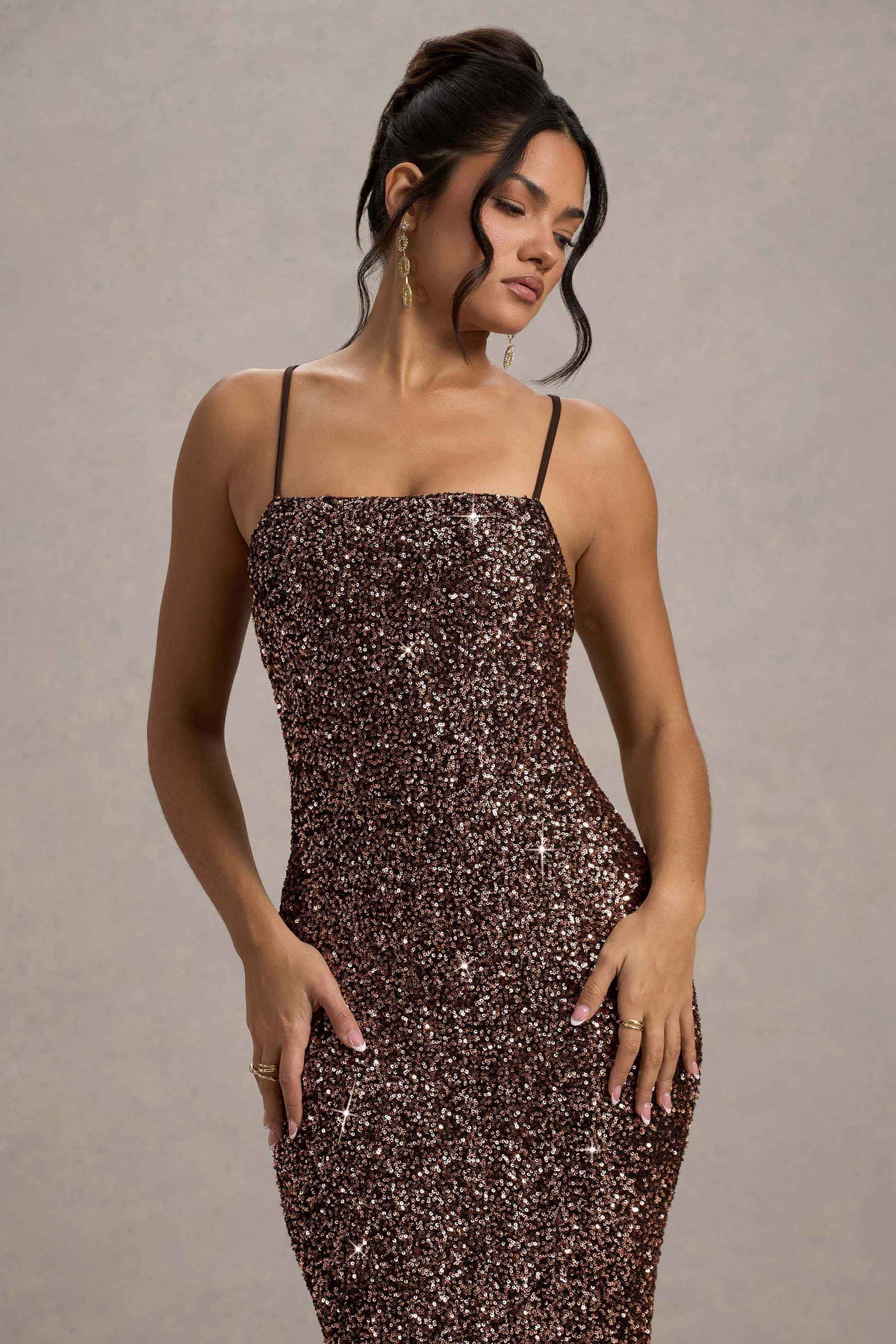 Cosmic | Robe longue à sequins bronze avec encolure carrée et bretelles fines