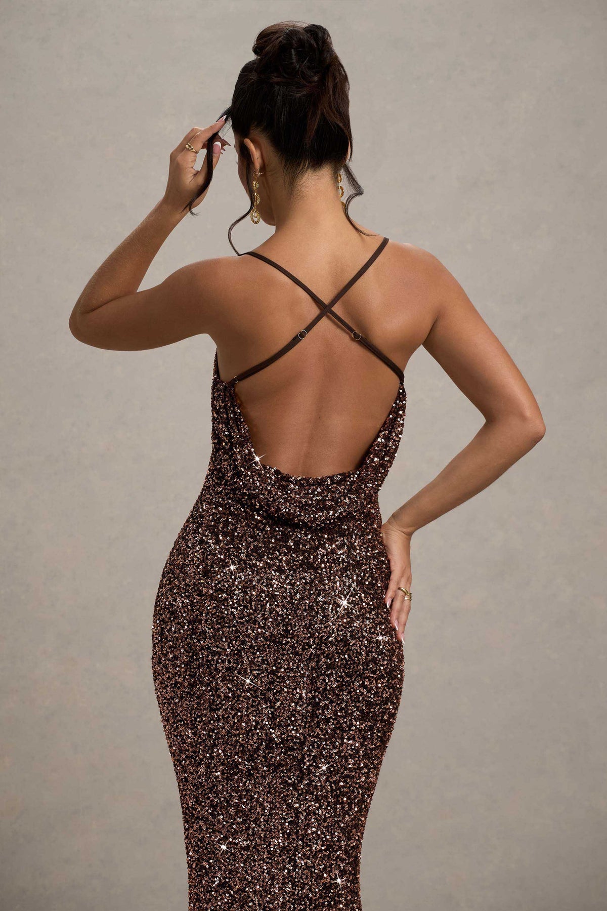 Cosmic | Robe longue à sequins bronze avec encolure carrée et bretelles fines