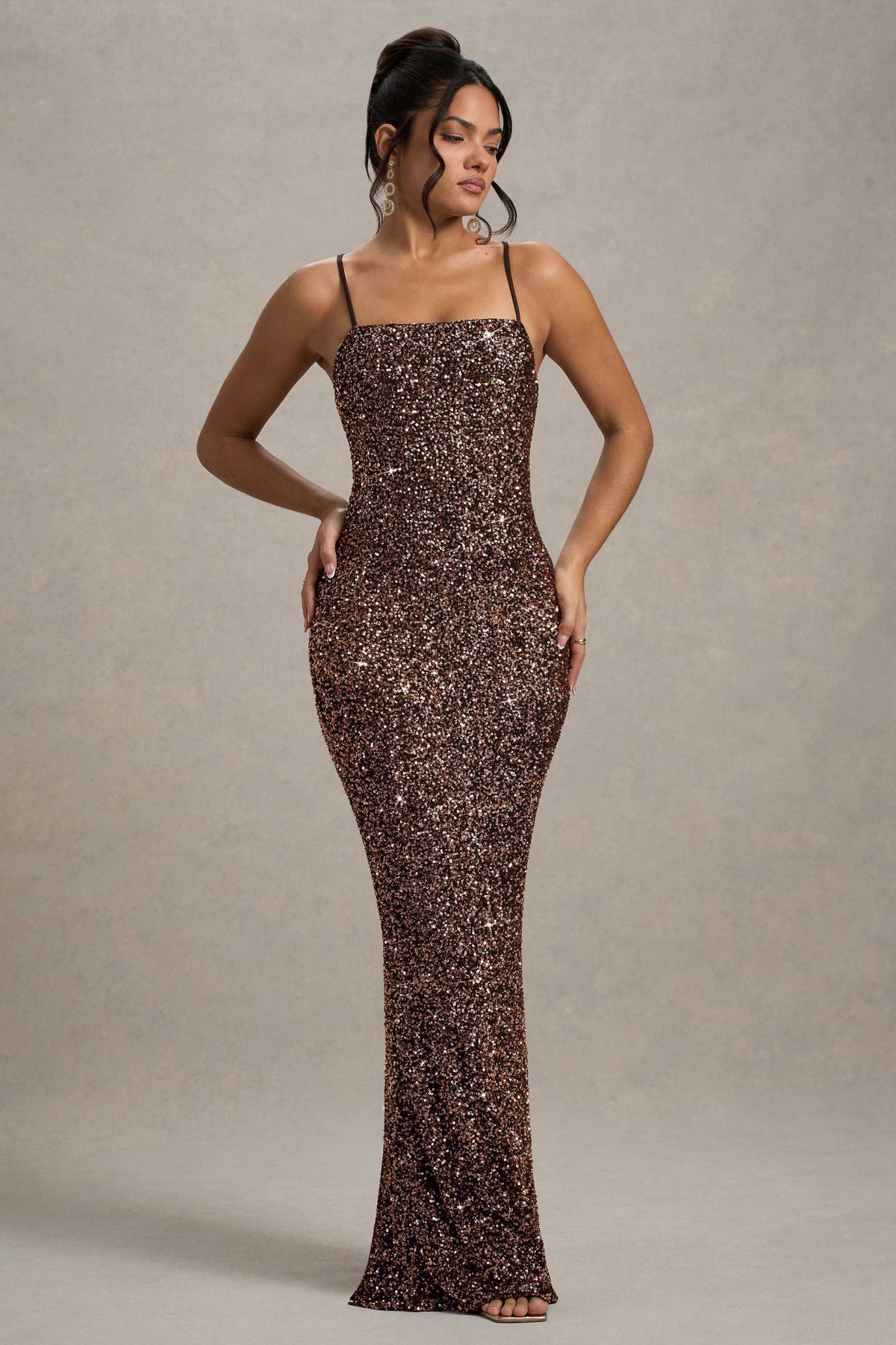 Cosmic | Robe longue à sequins bronze avec encolure carrée et bretelles fines