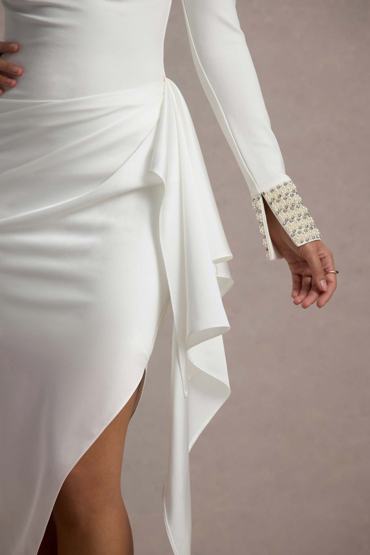 Luanna | Robe Mi-Longue En Satin Ecru à Manches Longues avec Jupe Drapée