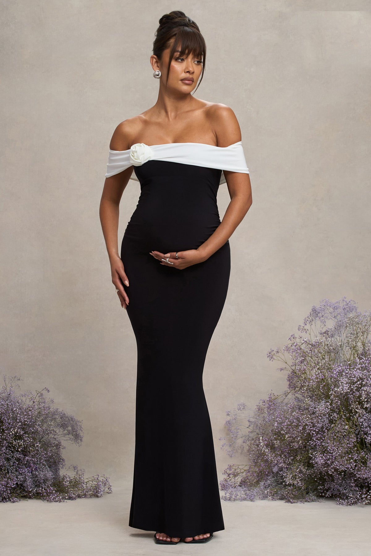 In Bloom | Robe longue de maternité noire et blanche à encolure bardot et fleur