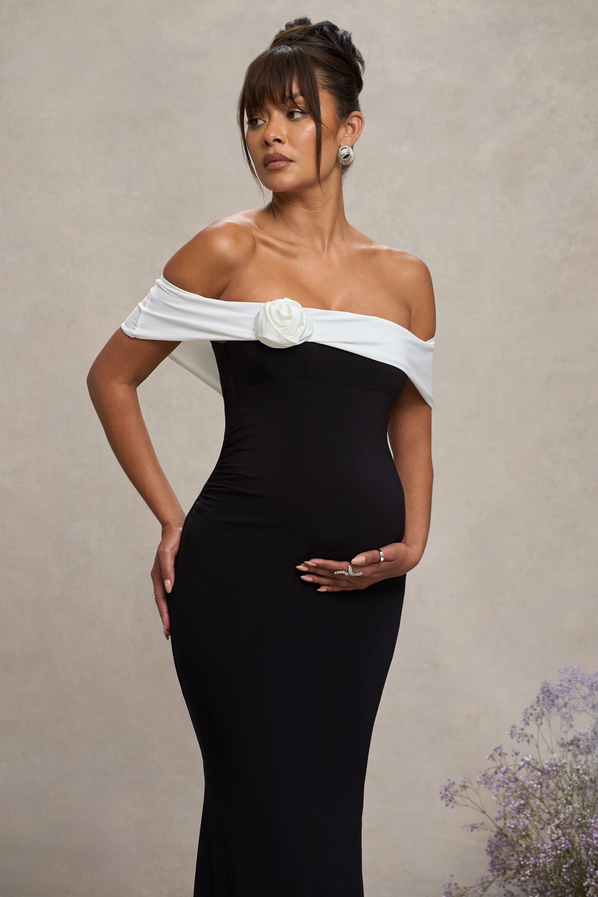 In Bloom | Robe longue de maternité noire et blanche à encolure bardot et fleur