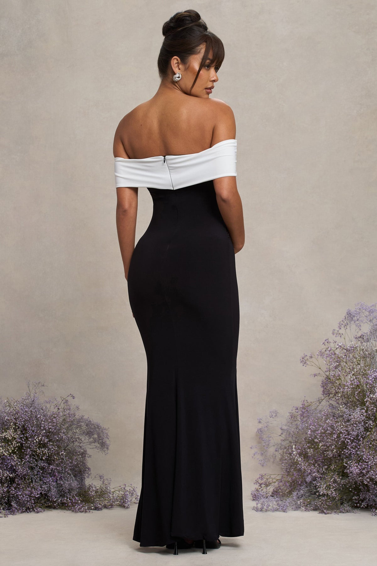 In Bloom | Robe longue de maternité noire et blanche à encolure bardot et fleur