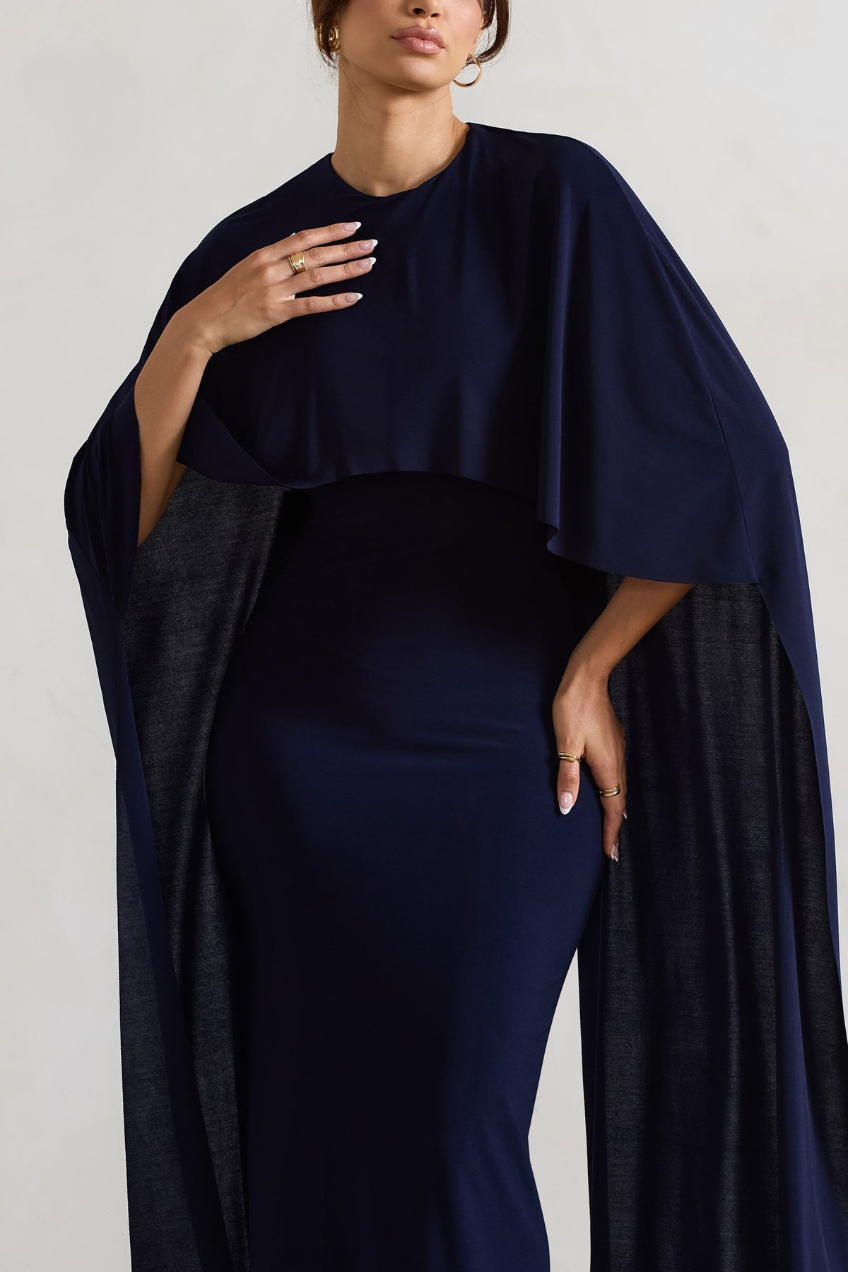 Padma | Robe longue bleu marine drapée à manches cape