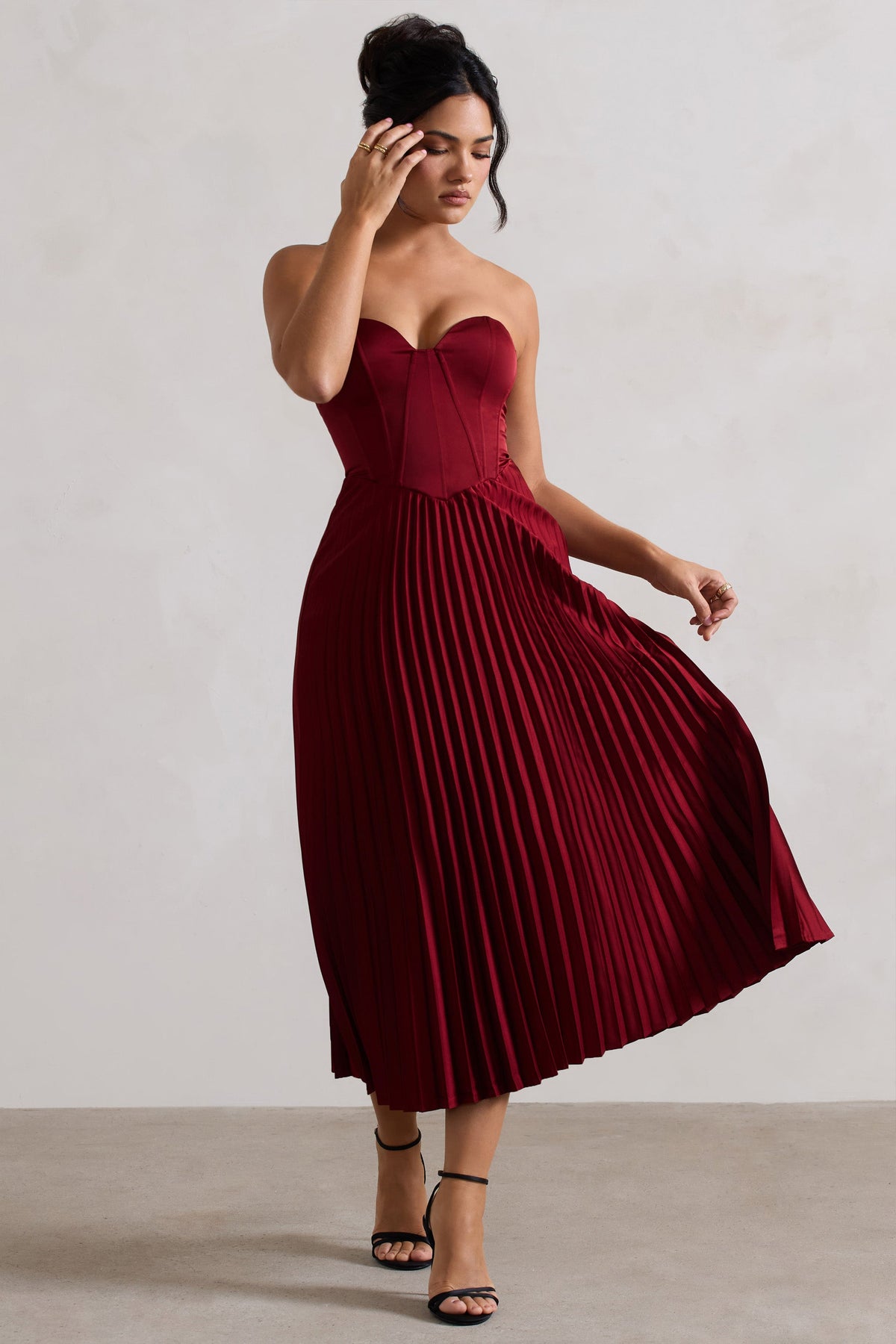 Bordeaux | Robe mi-longue en satin rouge cerise à style corset