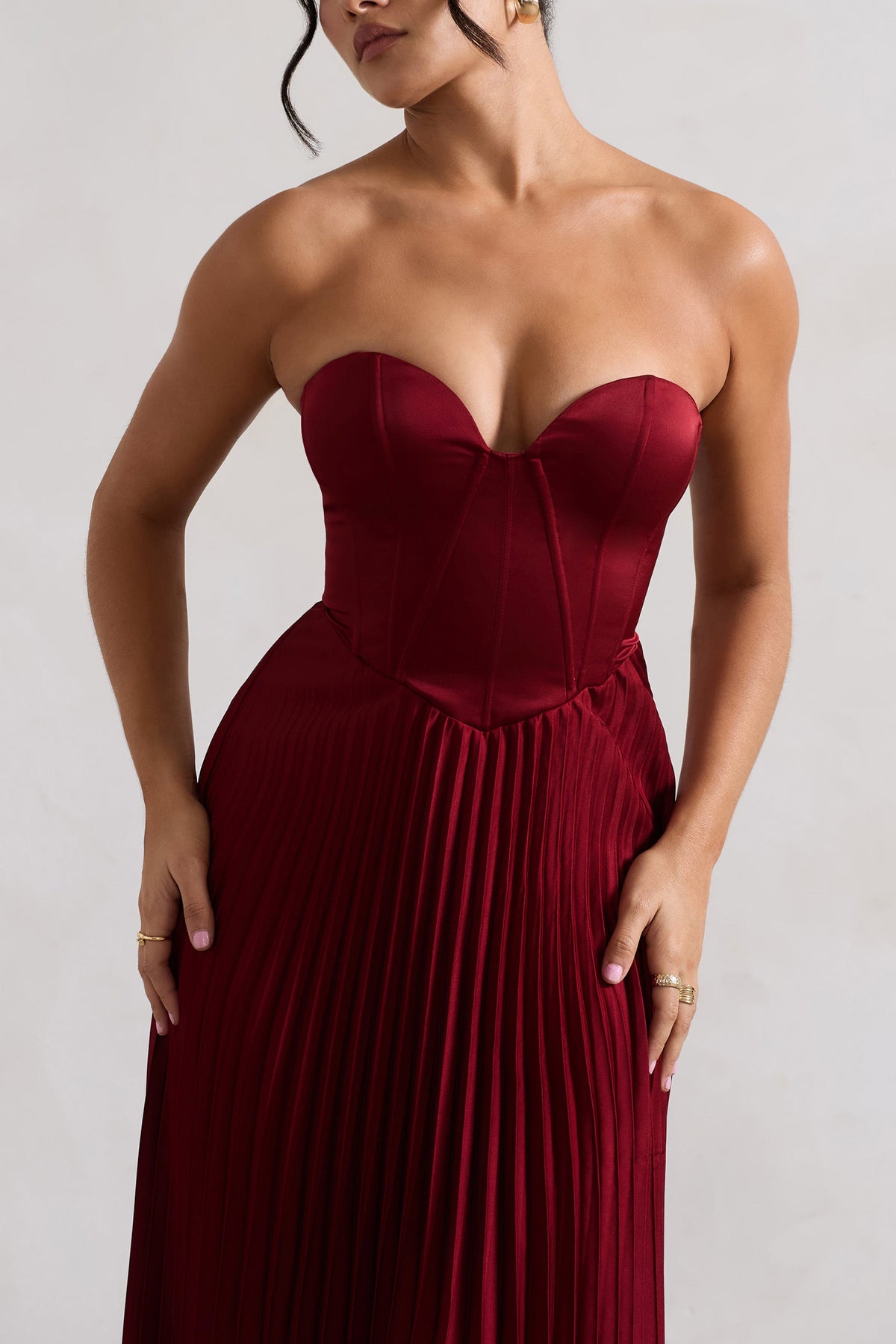 Bordeaux | Robe mi-longue en satin rouge cerise à style corset