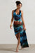 Bali | Robe mi-longue en satin à imprimé flou bleu avec décolleté bénitier drapé.