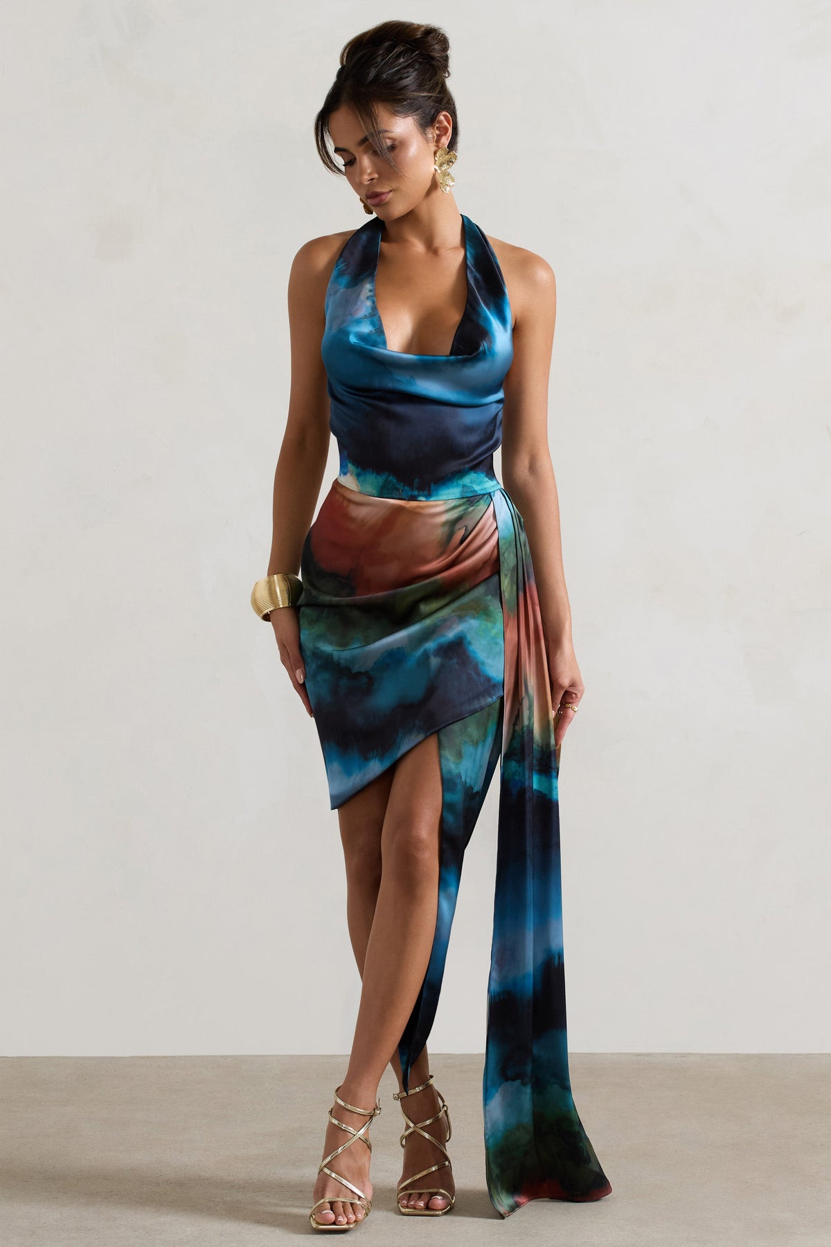 Bali | Robe mi-longue en satin à imprimé flou bleu avec décolleté bénitier drapé.