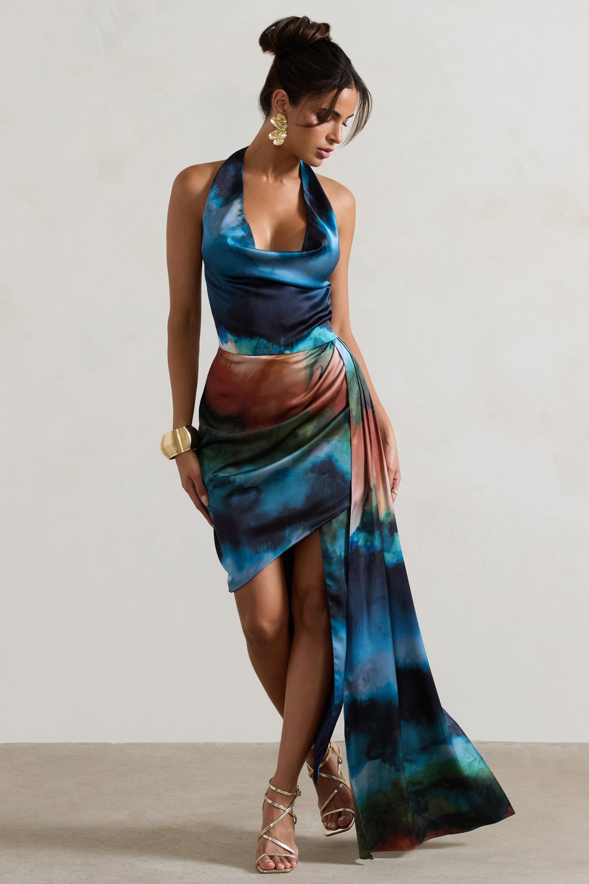 Bali | Robe mi-longue en satin à imprimé flou bleu avec décolleté bénitier drapé.