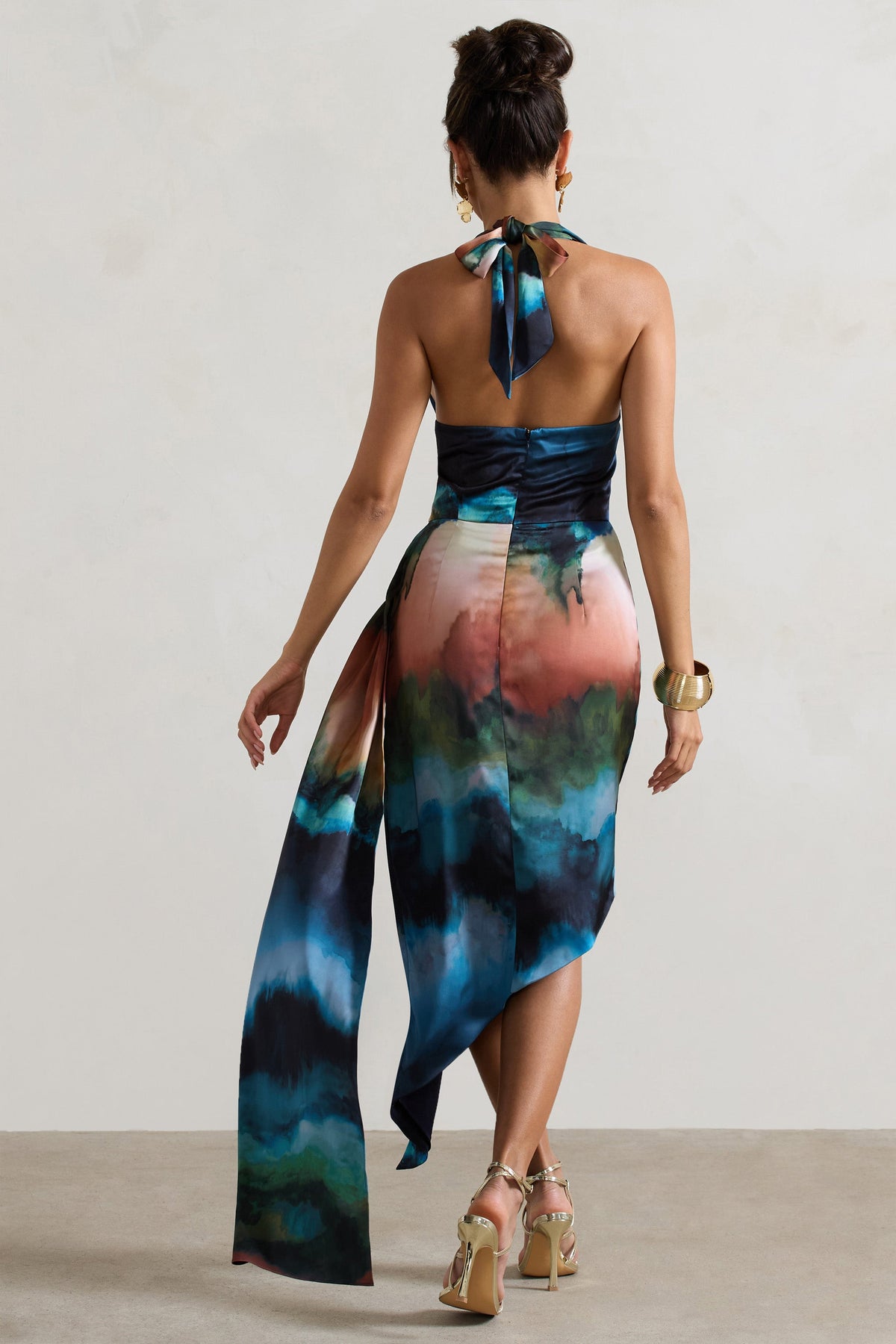 Bali | Robe mi-longue en satin à imprimé flou bleu avec décolleté bénitier drapé.