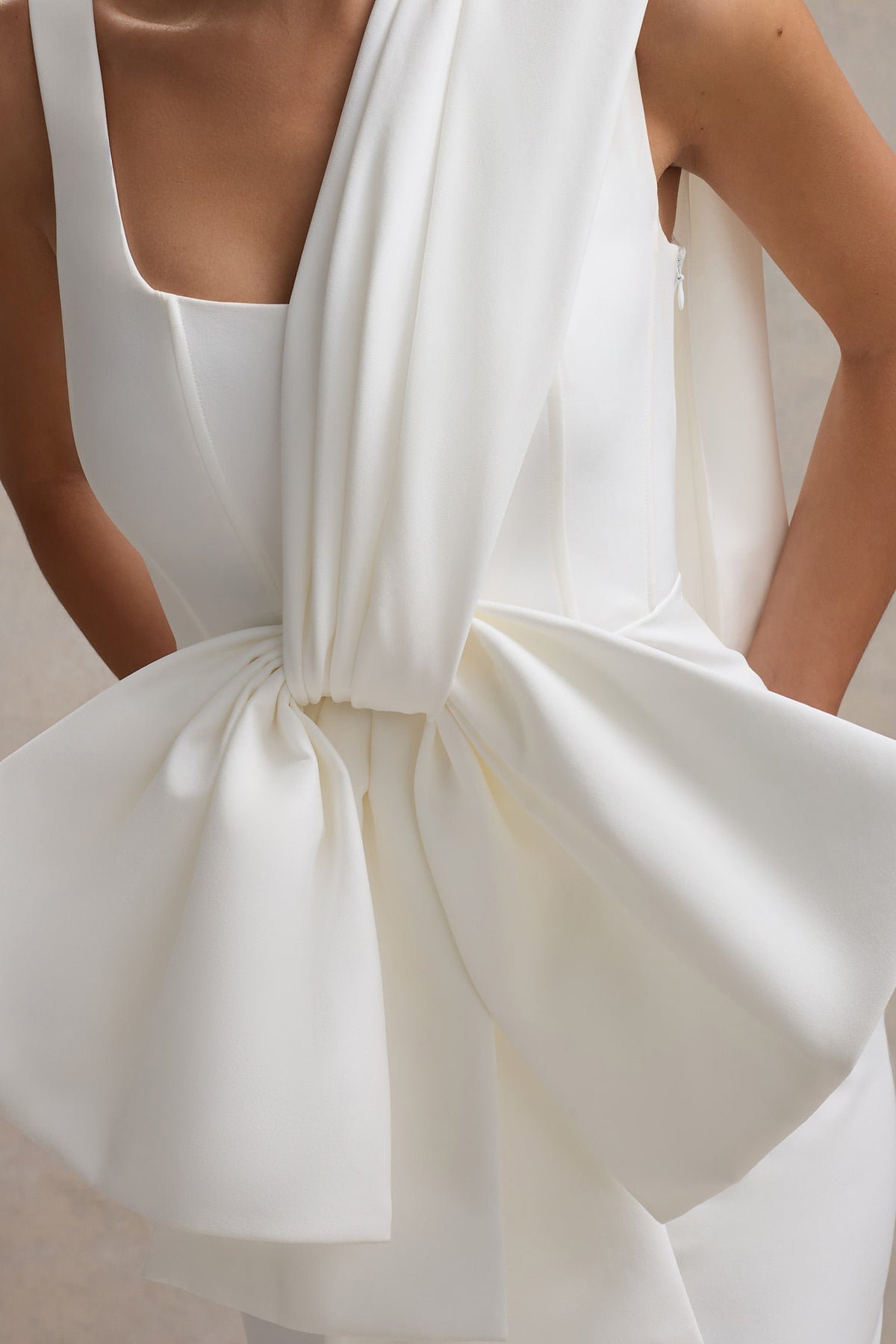 Brulee | Mini-robe crème à encolure dégagée avec ceinture et nœud