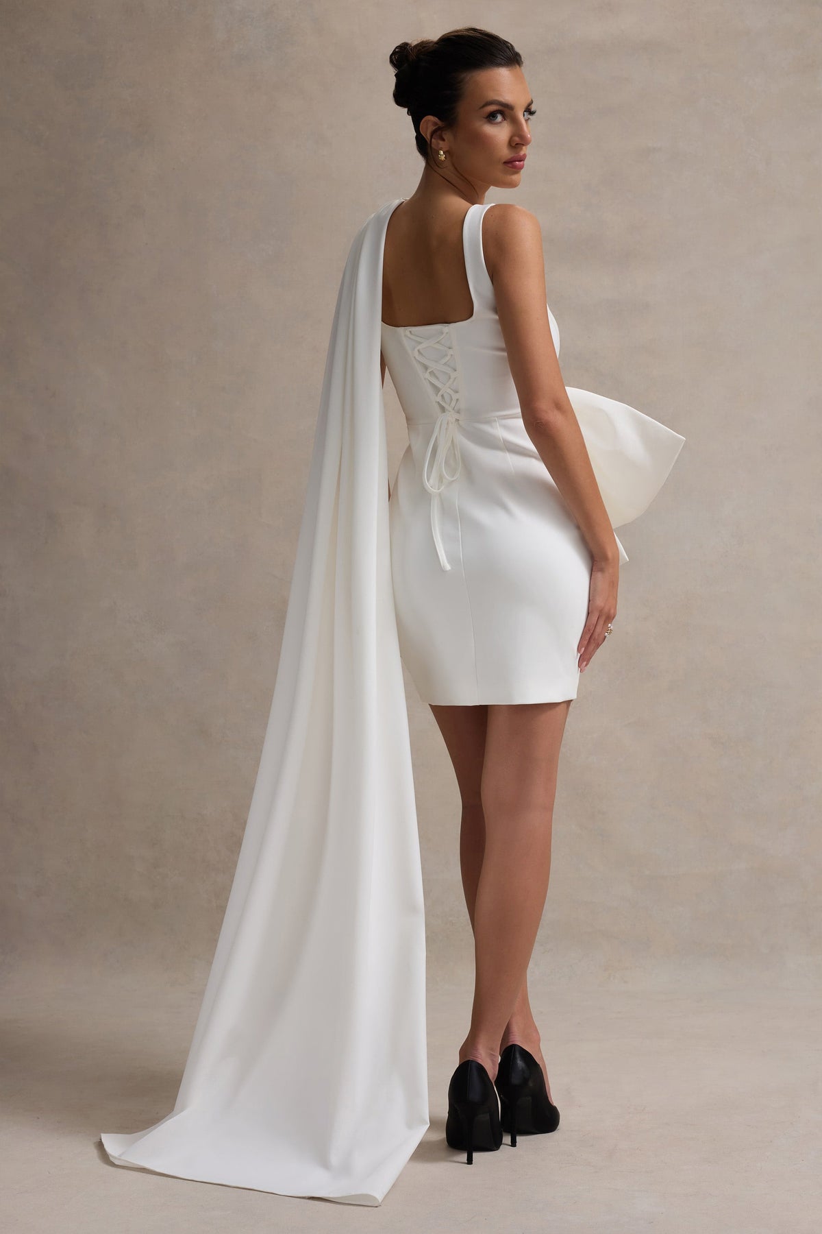 Brulee | Mini-robe crème à encolure dégagée avec ceinture et nœud