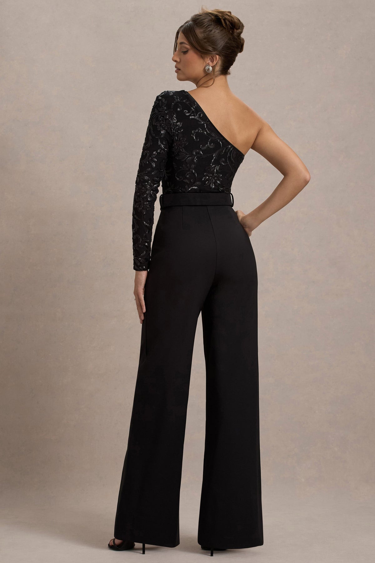 Upgrade | Combinaison Pantalon Évasé Asymétrique en Dentelle Noire avec Ceinture