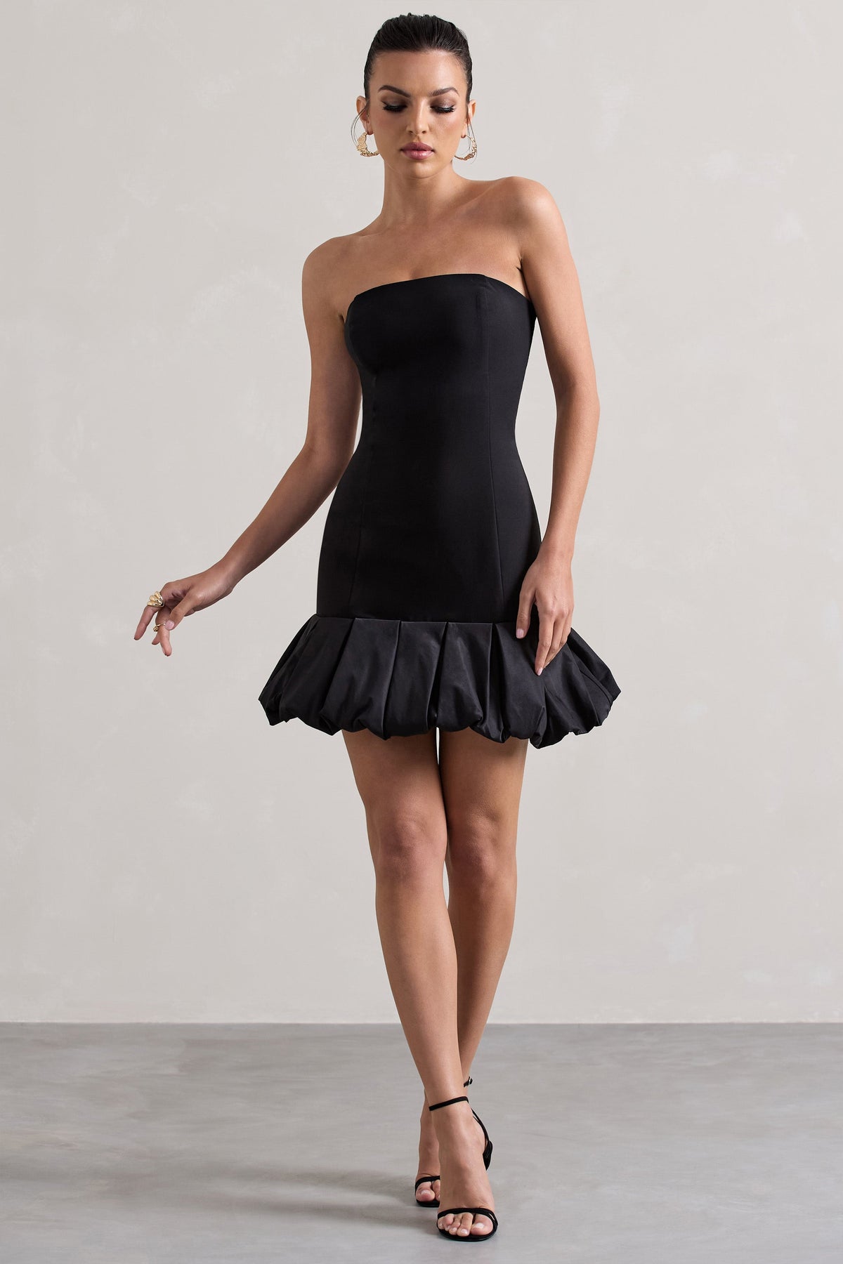 Liscia | Mini-robe bandeau noire avec bordure à volants
